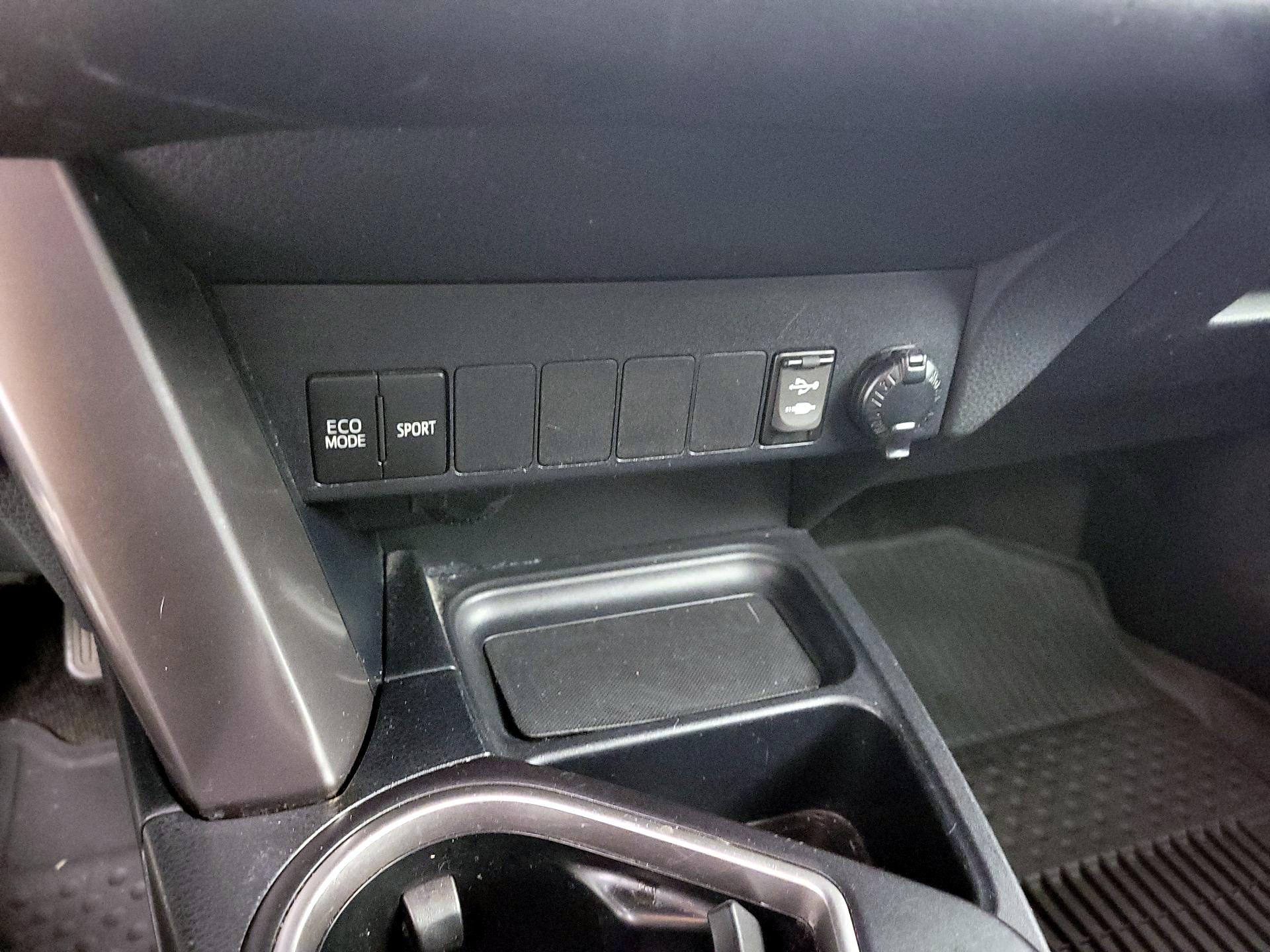 Thumbnail: 2017 Toyota RAV4 - 18