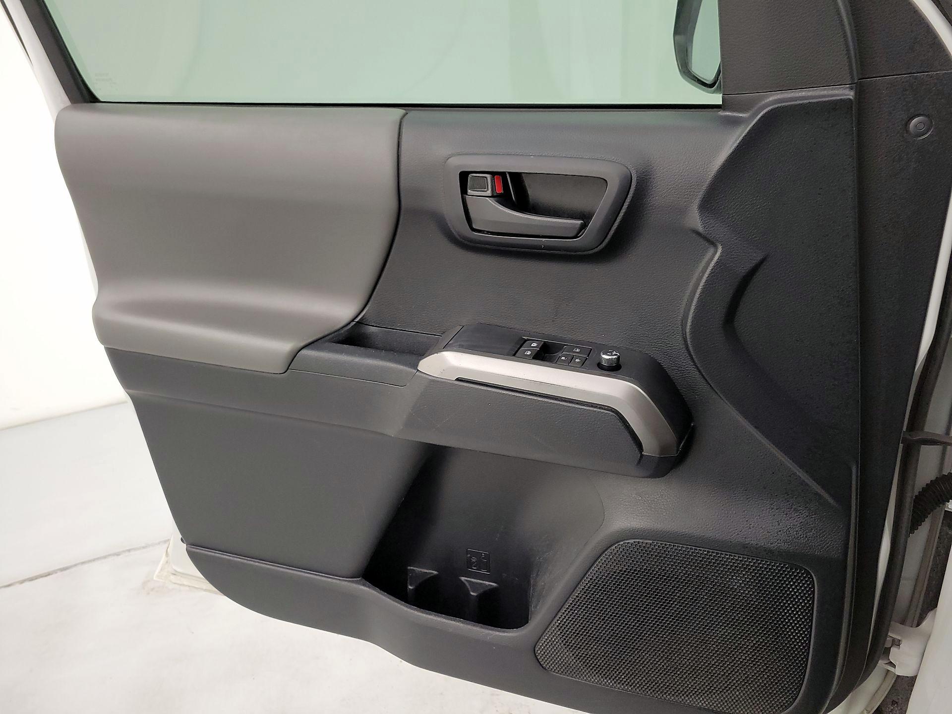 Thumbnail: 2018 Toyota Tacoma - 12