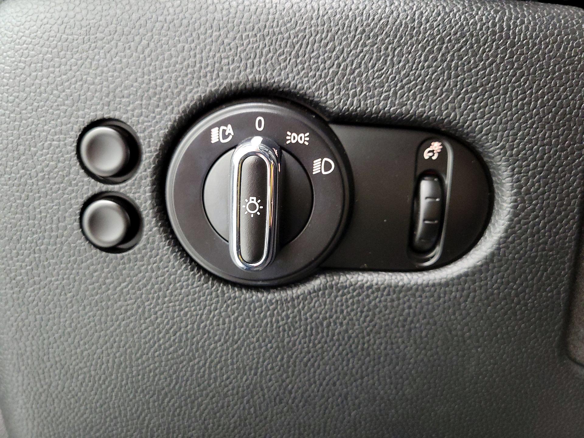Thumbnail: 2016 MINI Cooper Hardtop - 13