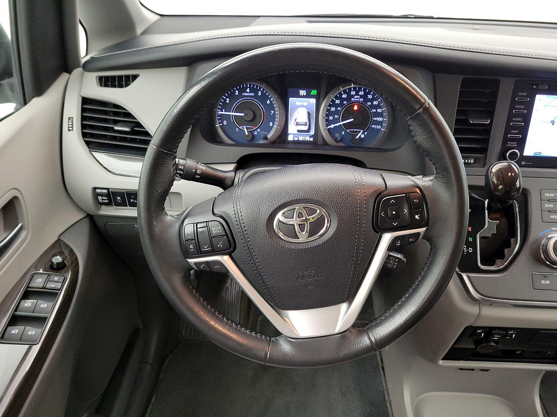 Thumbnail: 2018 Toyota Sienna - 10