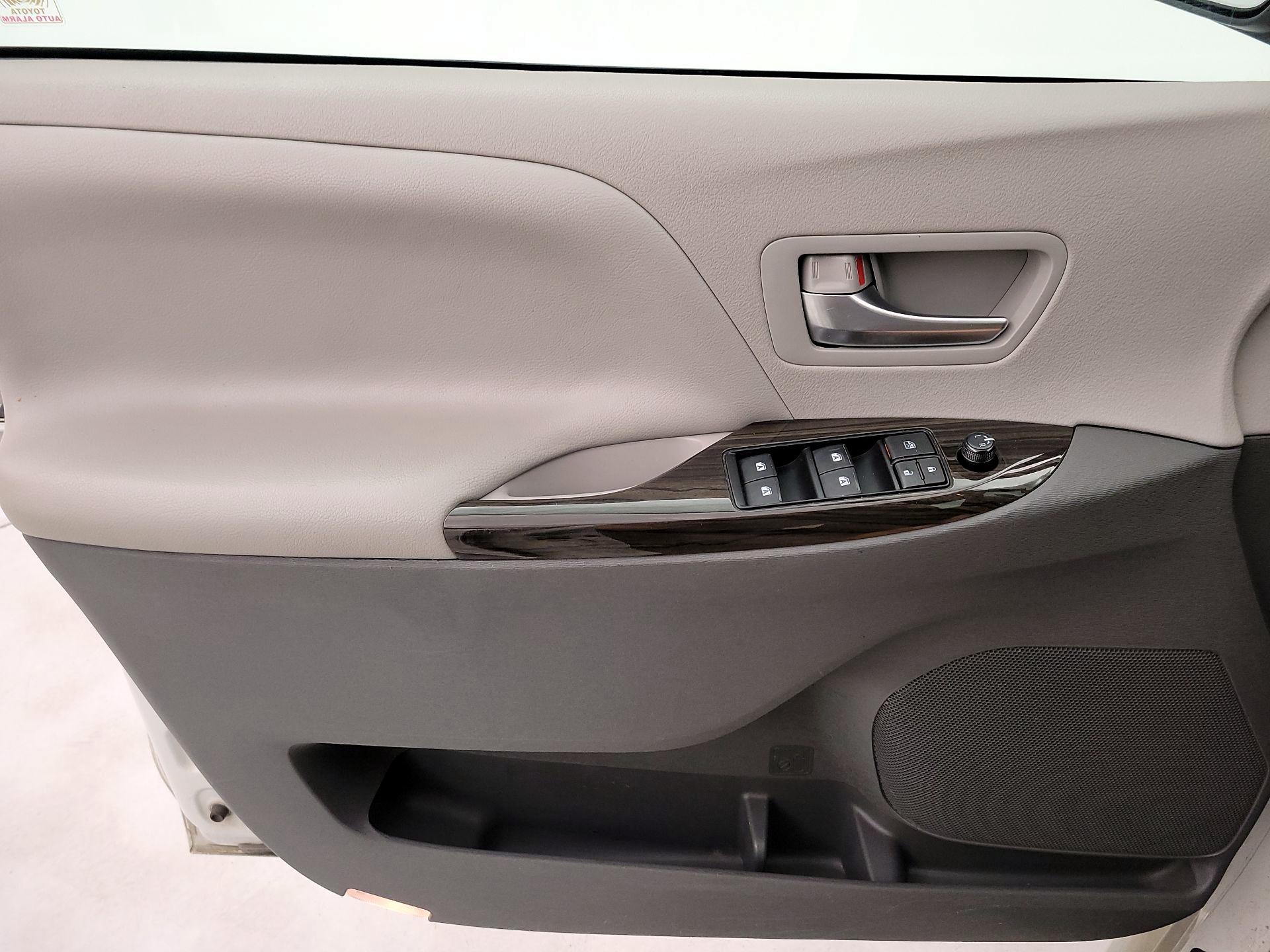 Thumbnail: 2018 Toyota Sienna - 12