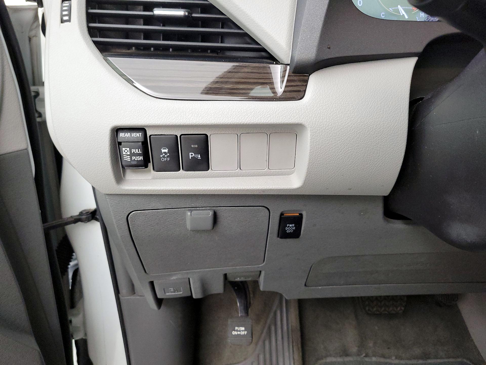 Thumbnail: 2018 Toyota Sienna - 13