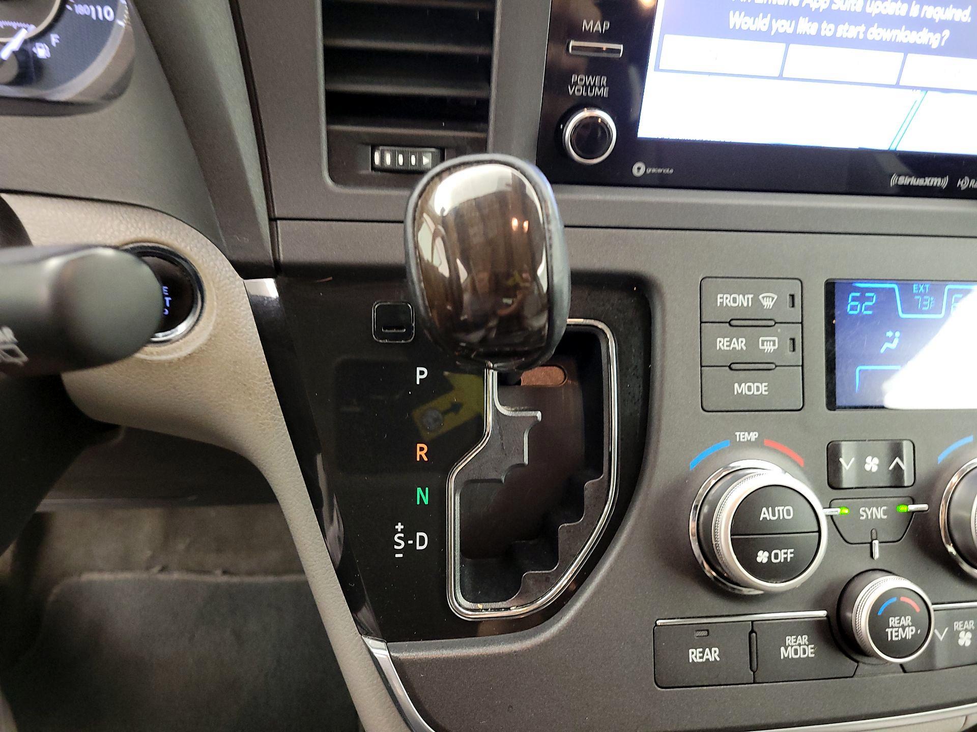 Thumbnail: 2018 Toyota Sienna - 18