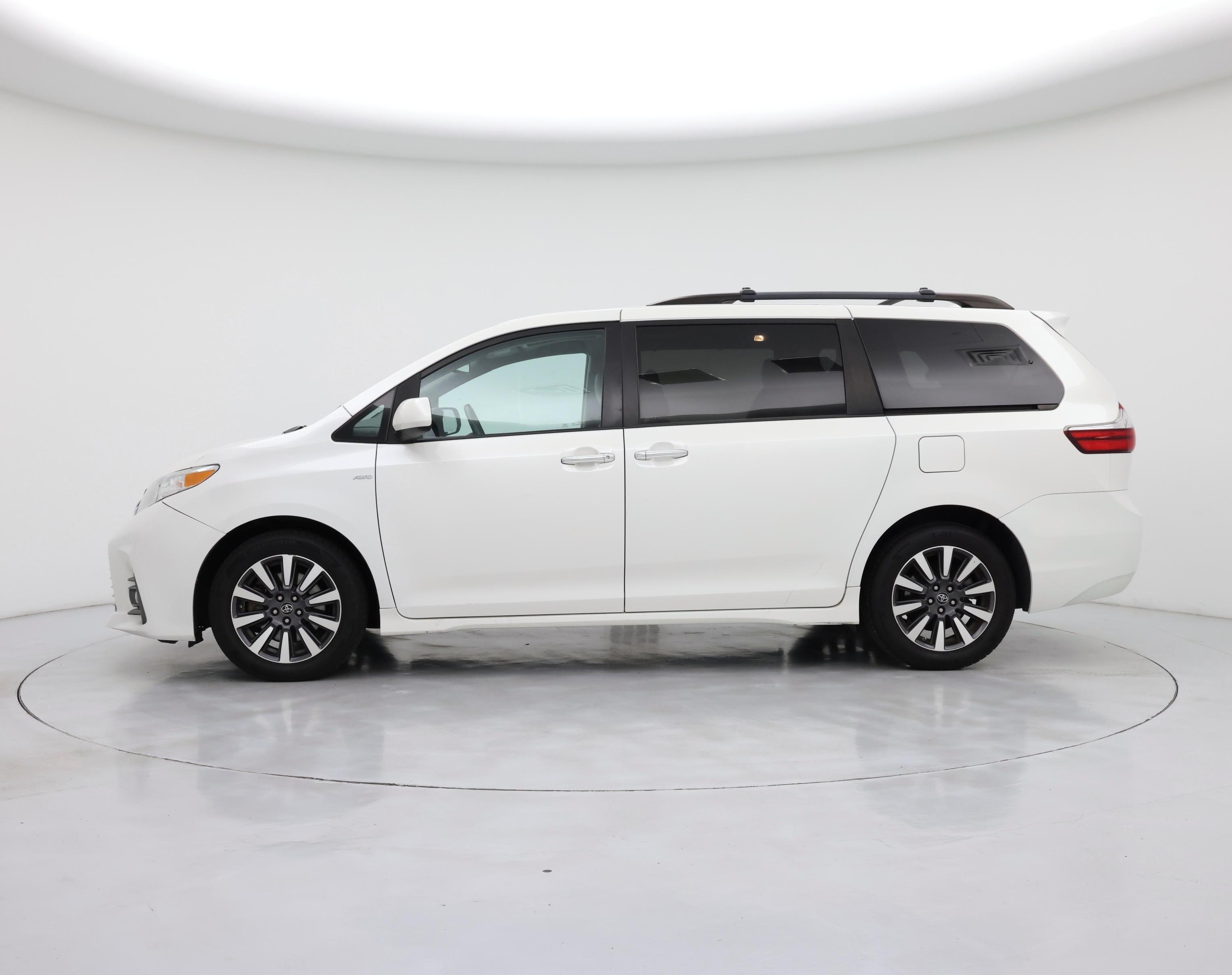 Thumbnail: 2018 Toyota Sienna - 3