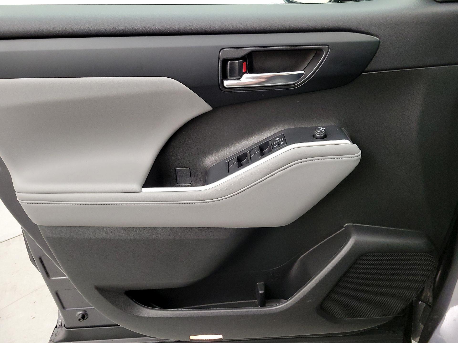 Thumbnail: 2022 Toyota Highlander - 12