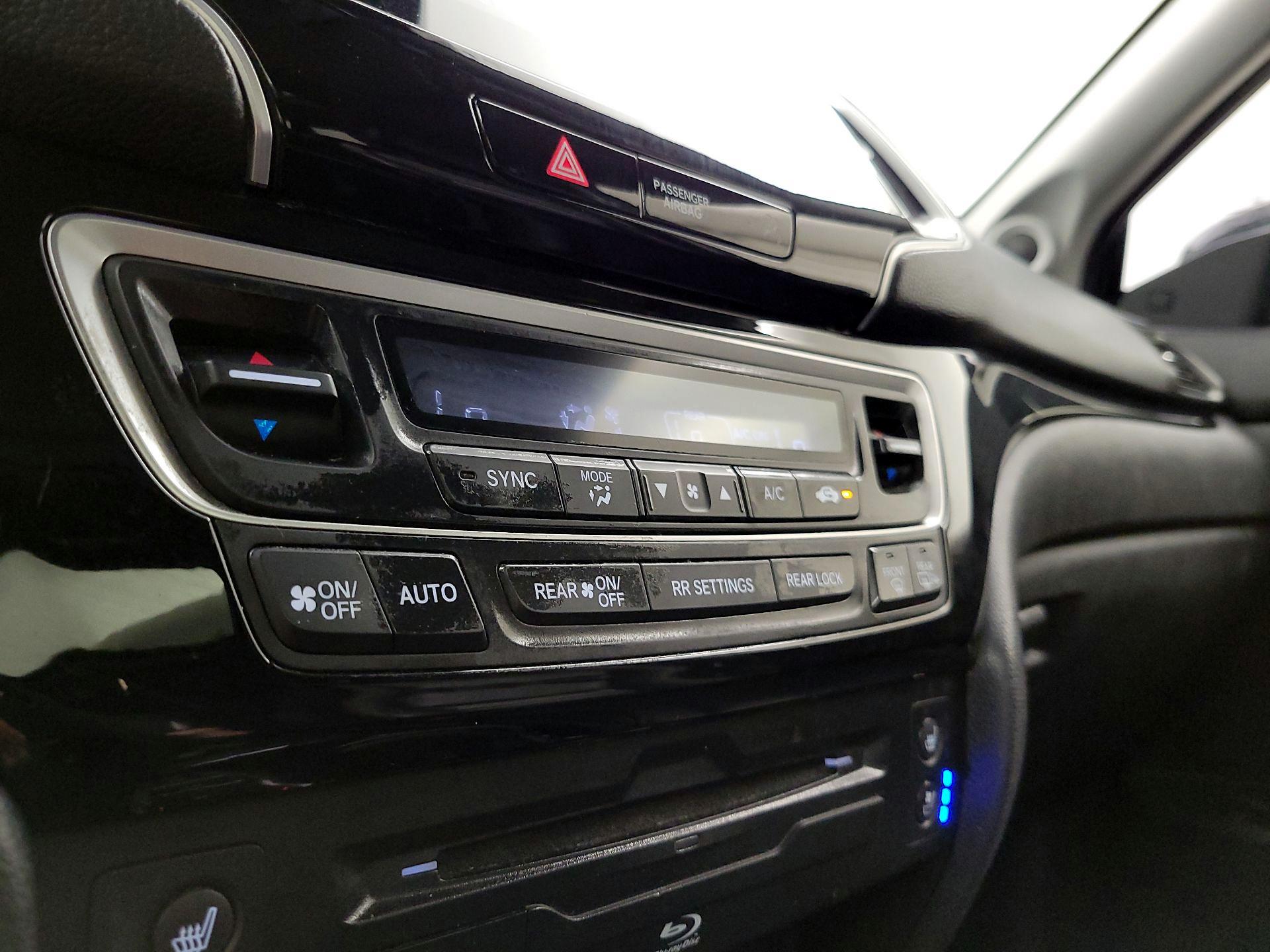Thumbnail: 2019 Honda Pilot - 16