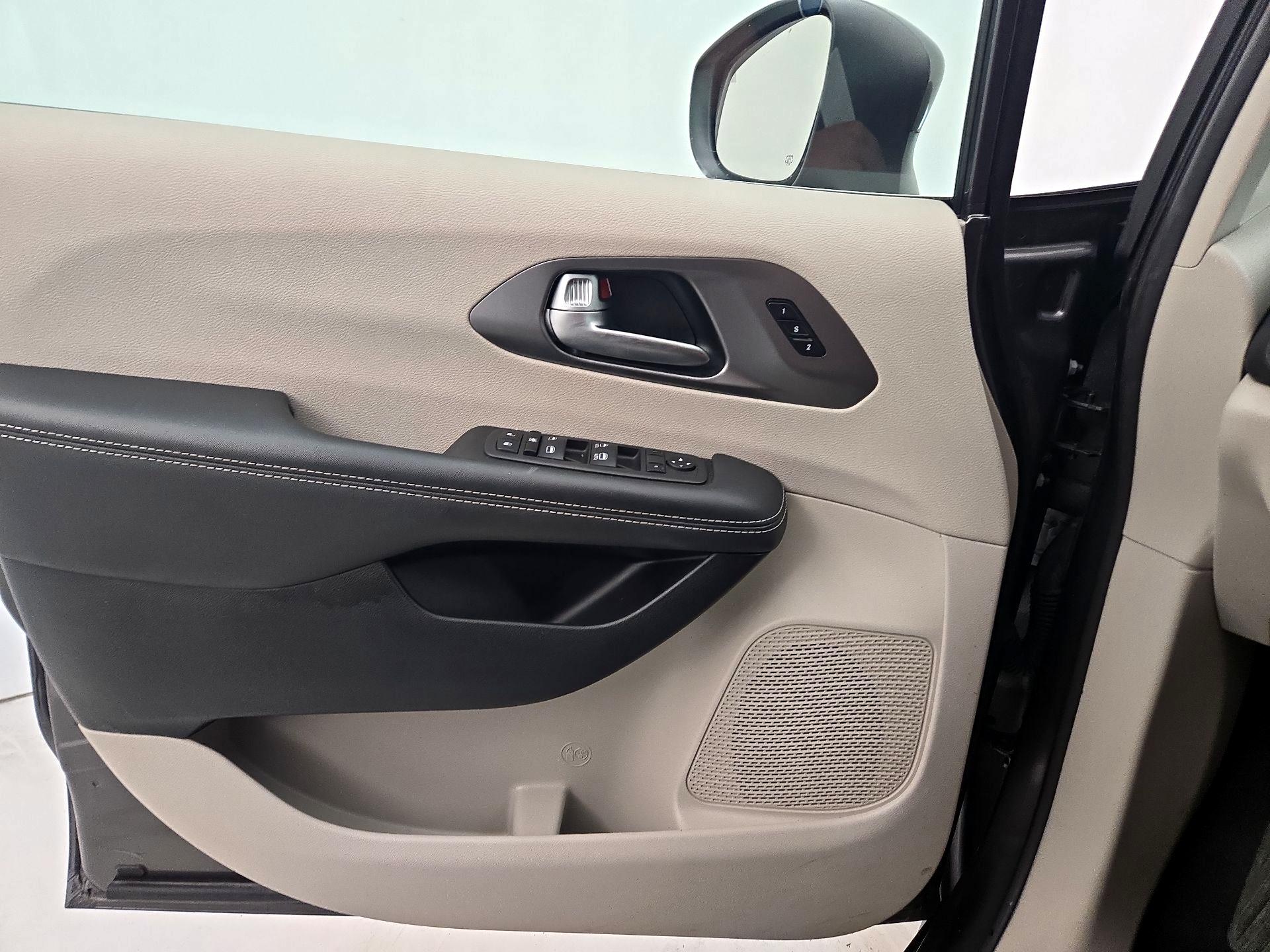 Thumbnail: 2023 Chrysler Pacifica - 12
