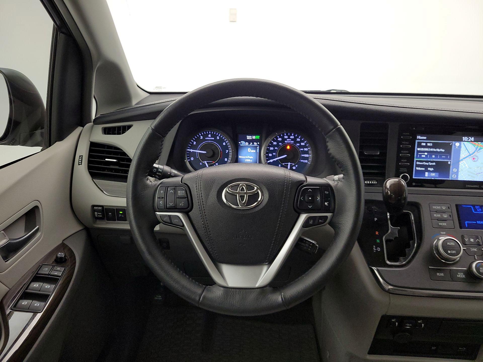Thumbnail: 2018 Toyota Sienna - 10