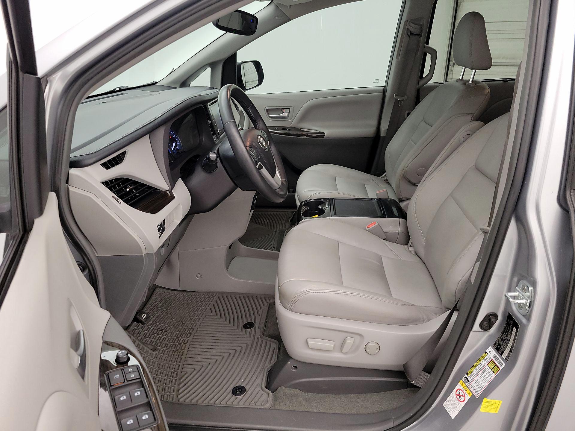 Thumbnail: 2018 Toyota Sienna - 11