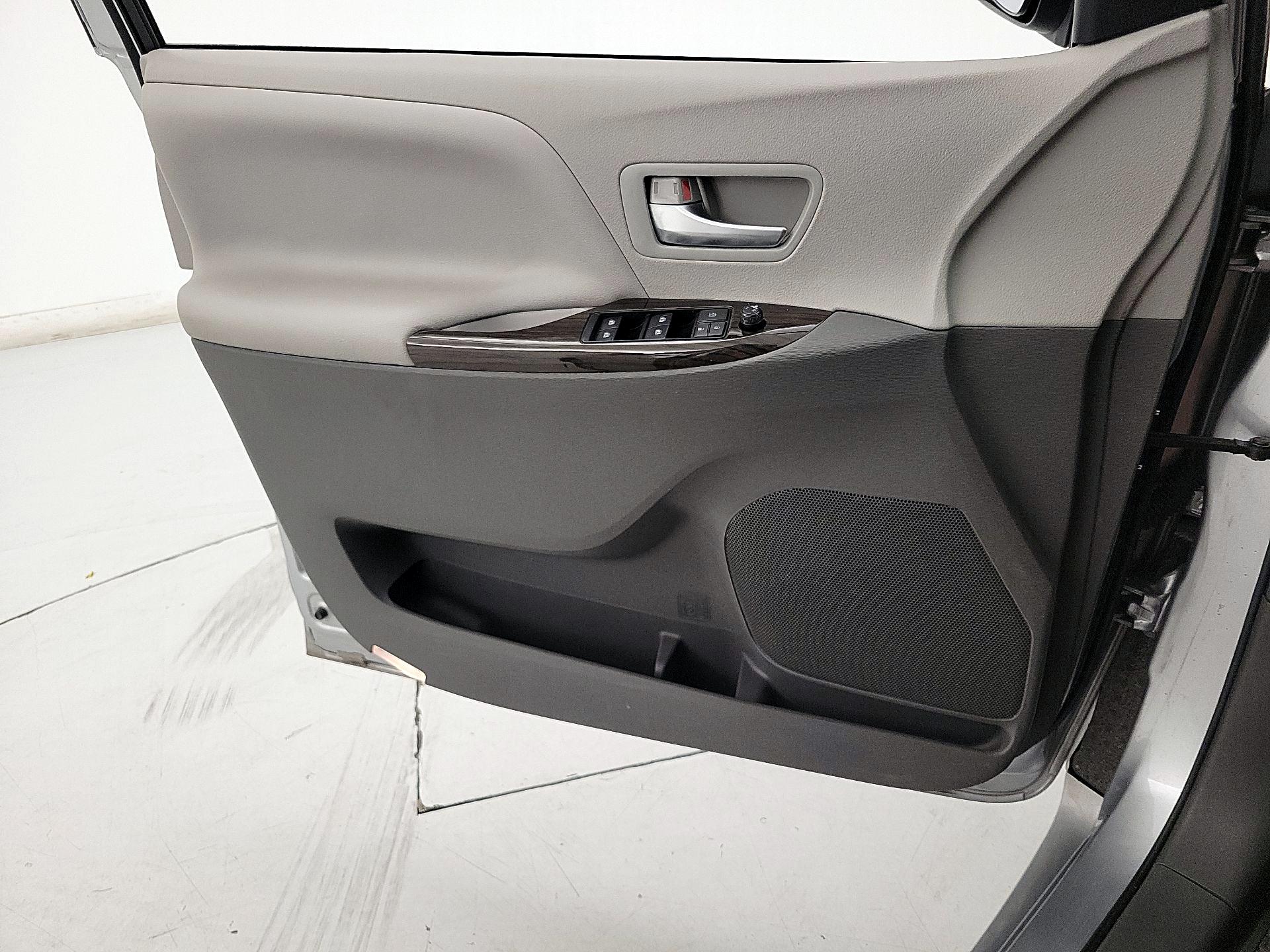 Thumbnail: 2018 Toyota Sienna - 12