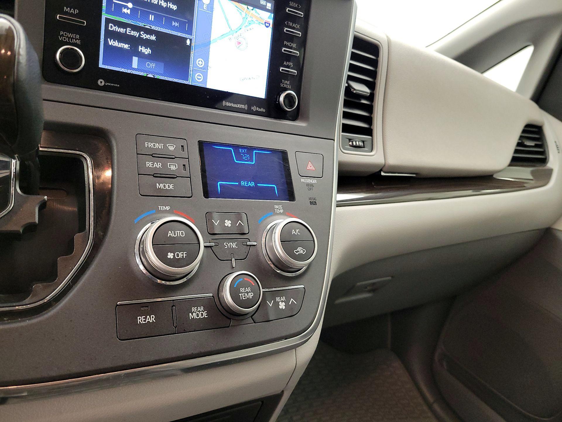 Thumbnail: 2018 Toyota Sienna - 15