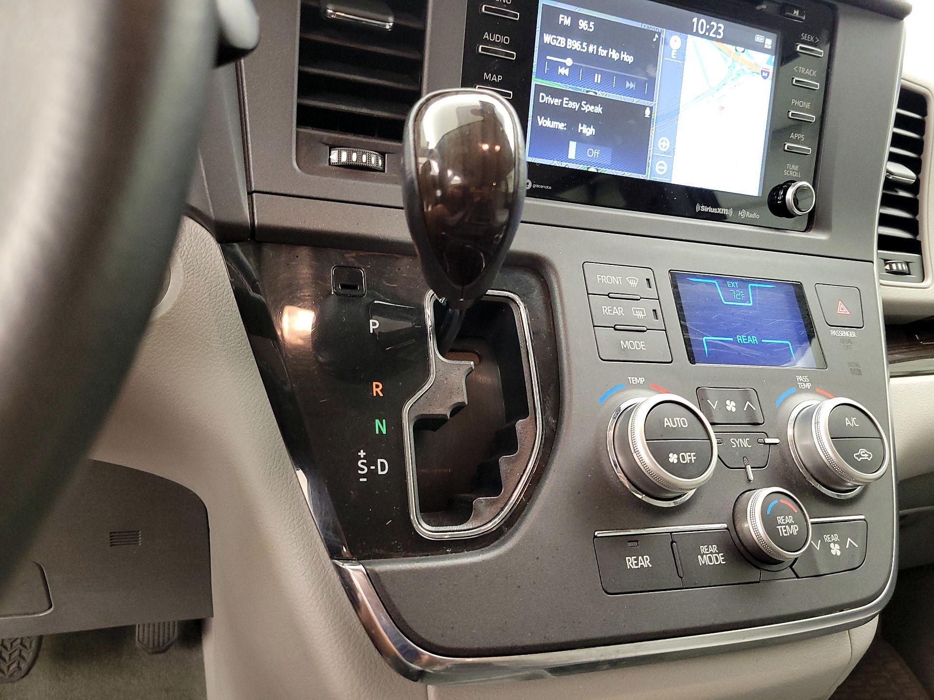 Thumbnail: 2018 Toyota Sienna - 16