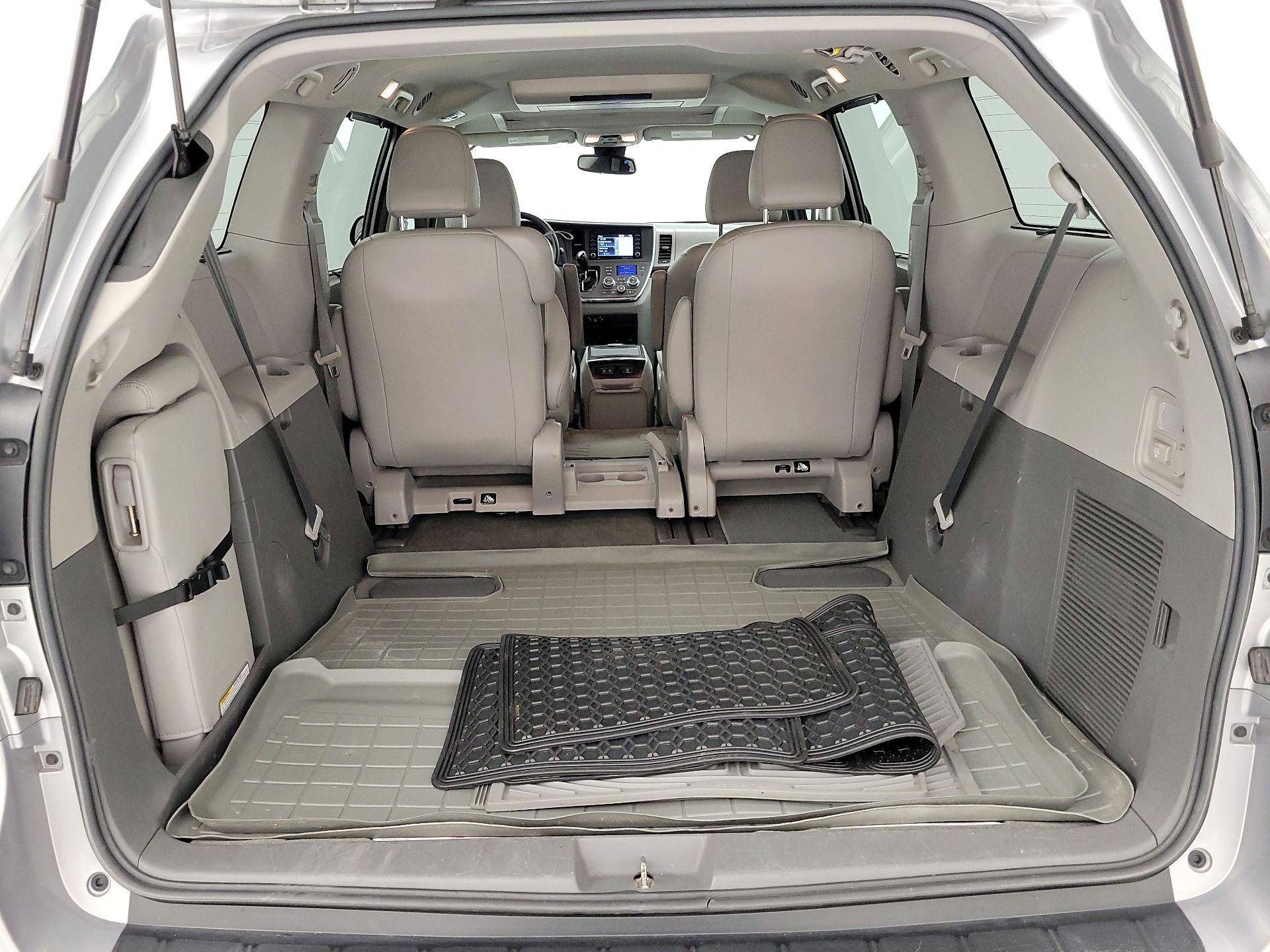 Thumbnail: 2018 Toyota Sienna - 18