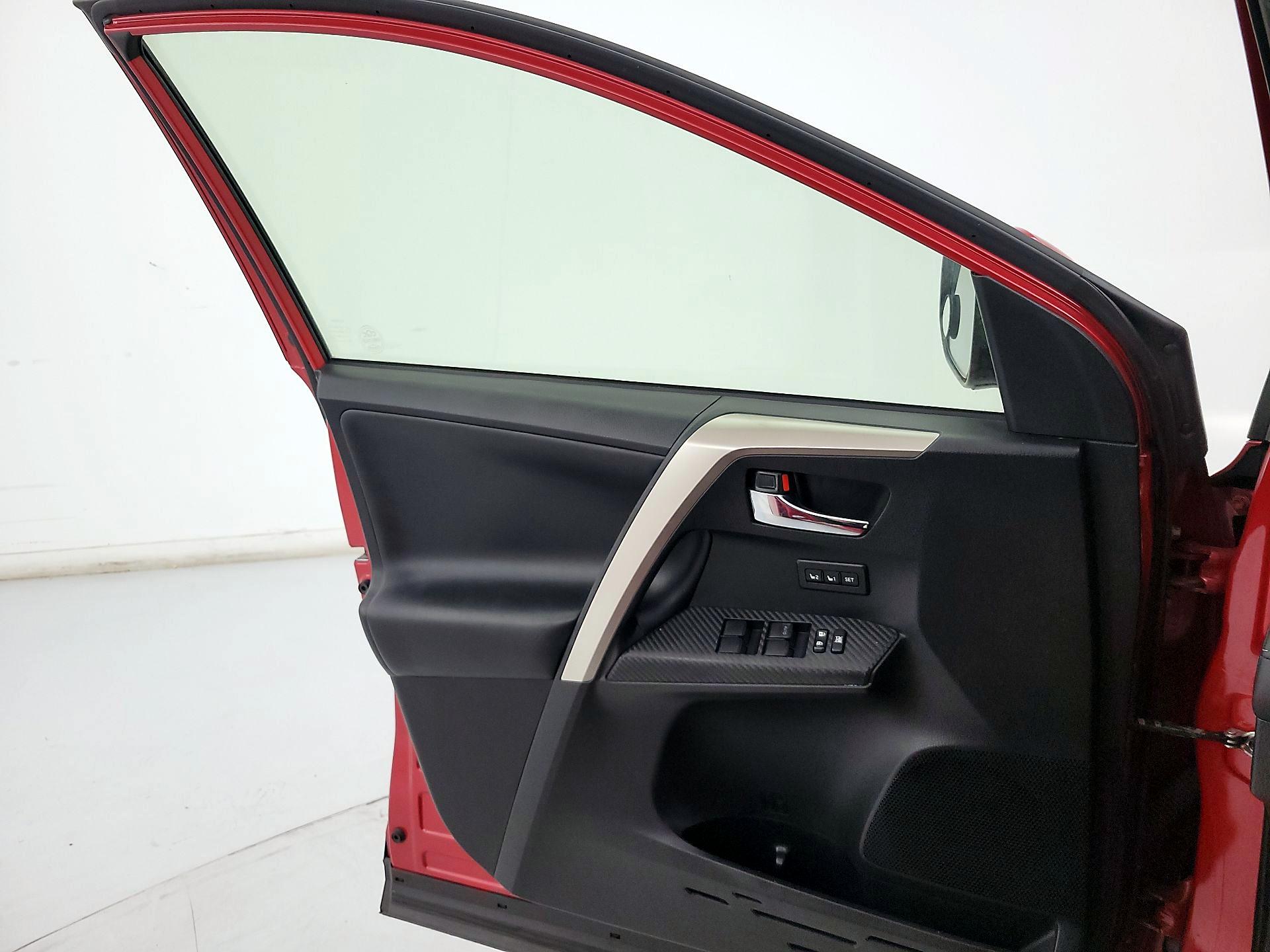 Thumbnail: 2015 Toyota RAV4 - 12
