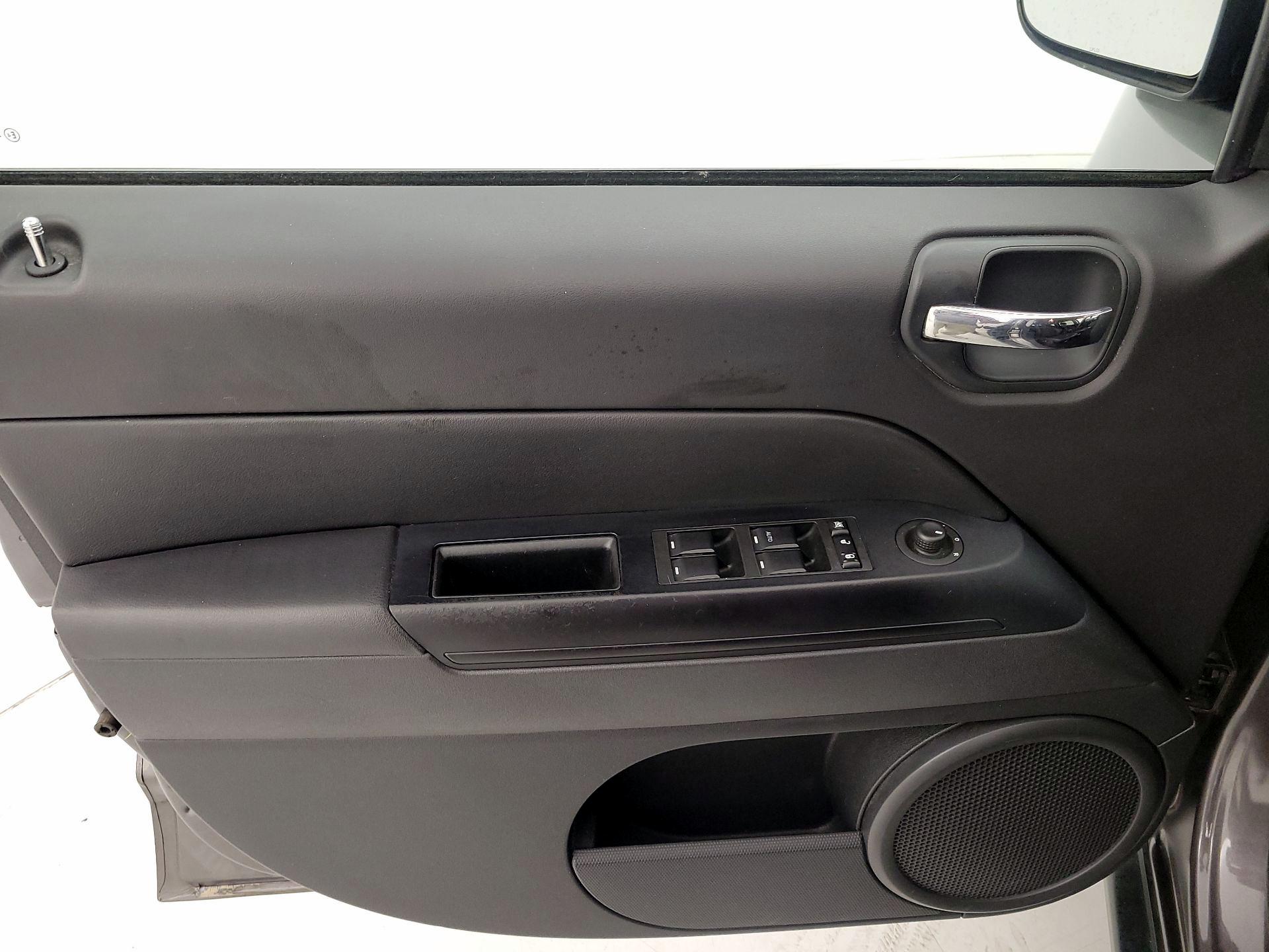 Thumbnail: 2015 Jeep Compass - 12