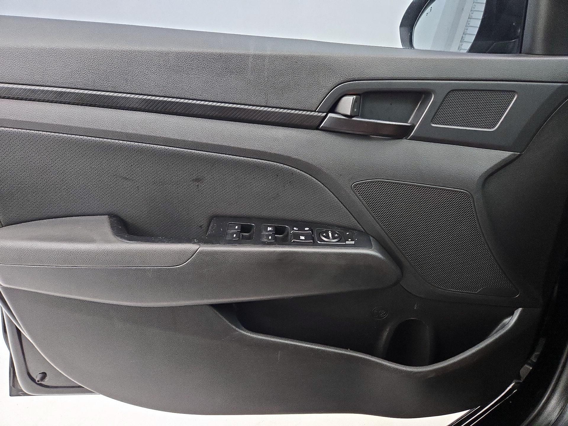 Thumbnail: 2018 Hyundai Elantra - 12
