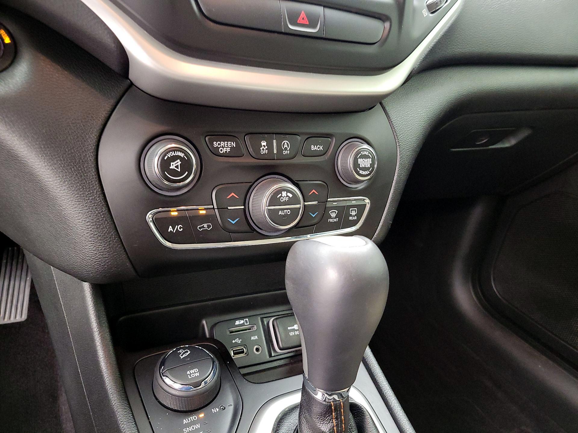 Thumbnail: 2016 Jeep Cherokee - 15