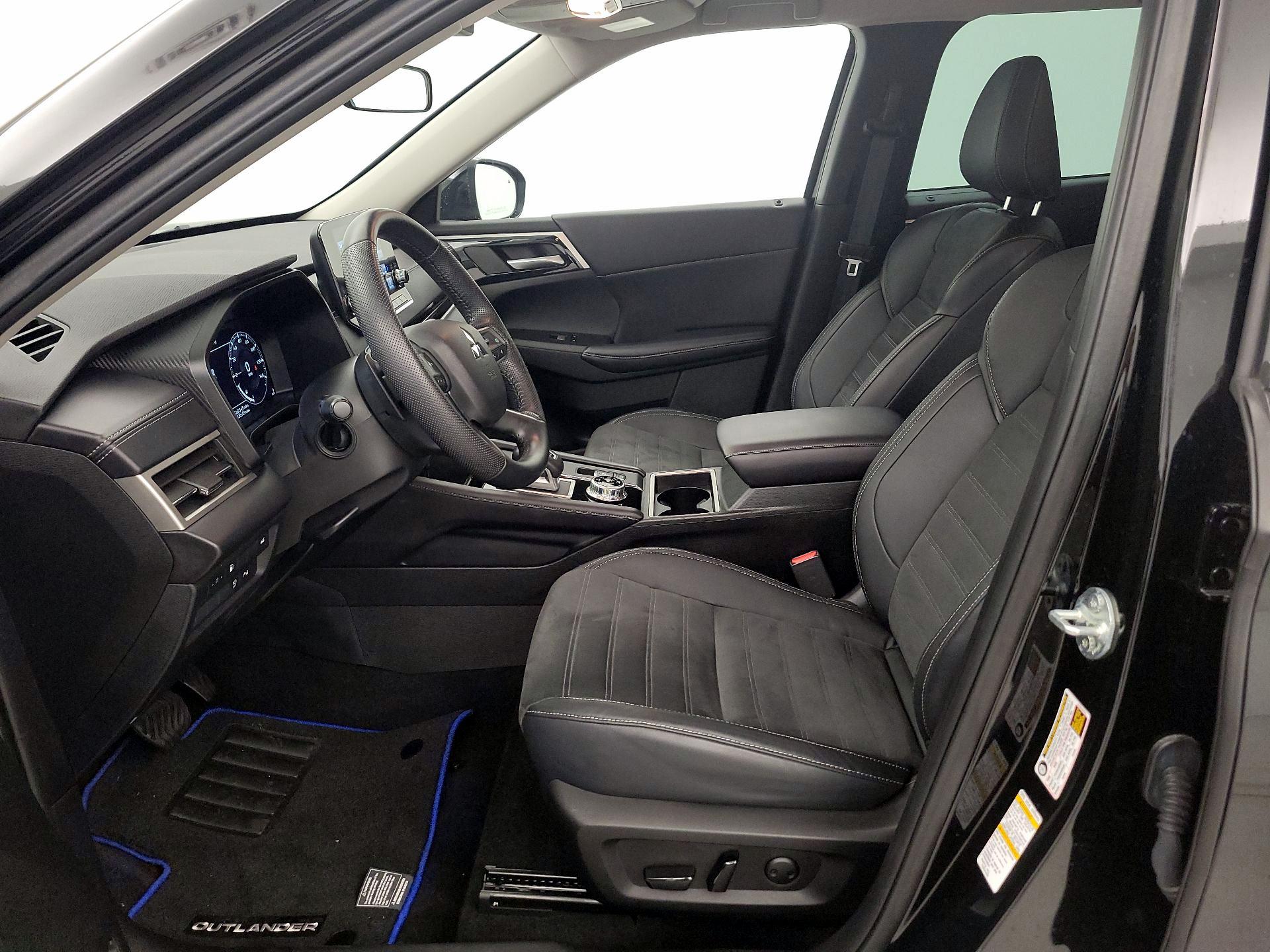 Thumbnail: 2023 Mitsubishi Outlander - 11