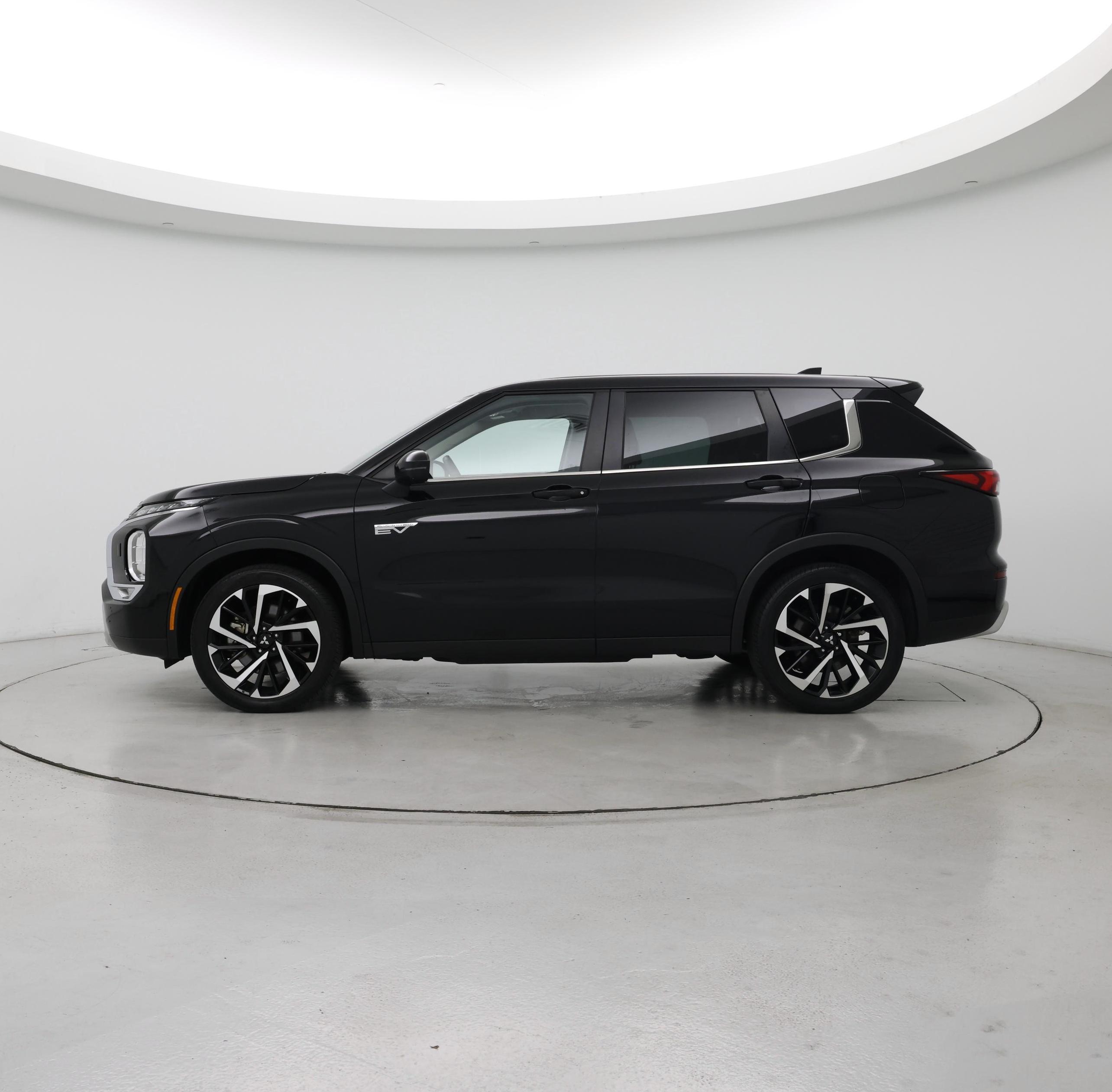 Thumbnail: 2023 Mitsubishi Outlander - 3