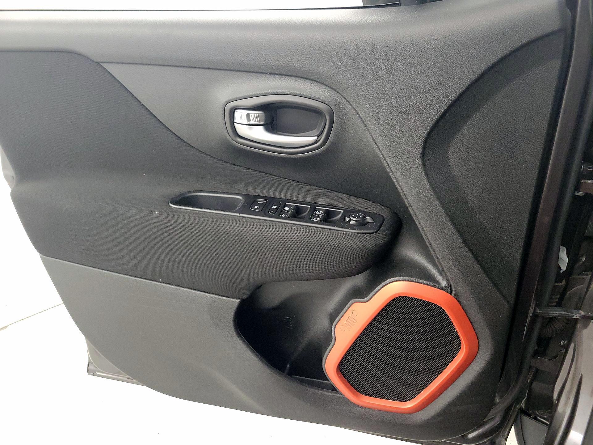 Thumbnail: 2019 Jeep Renegade - 12