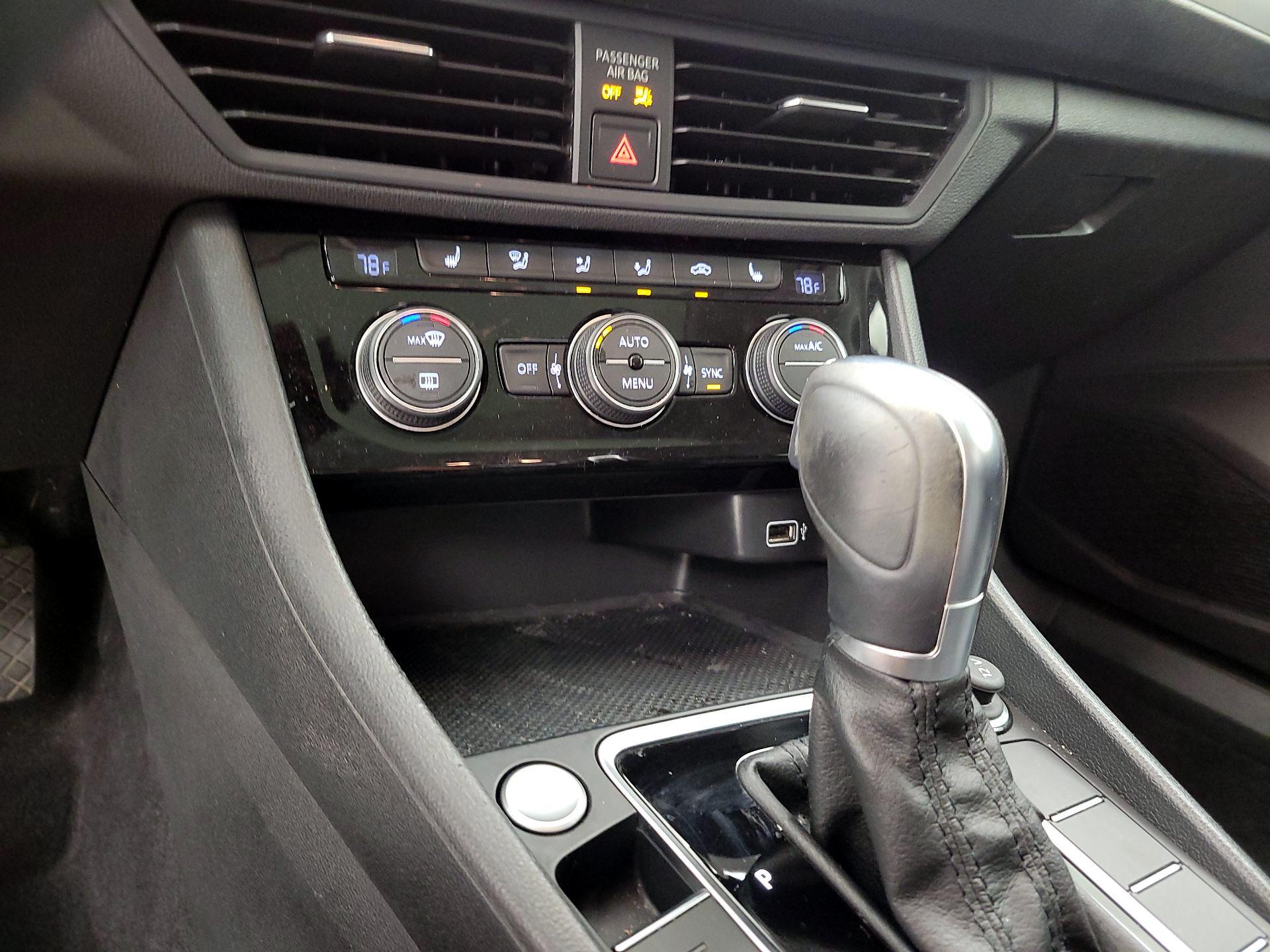 Thumbnail: 2019 Volkswagen Jetta - 15