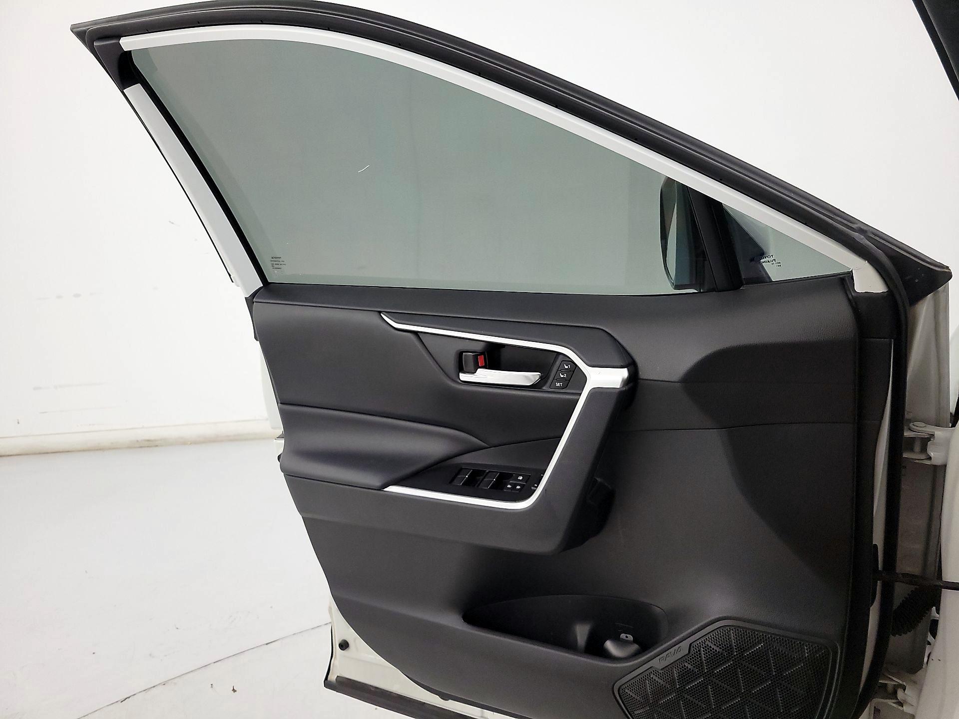 Thumbnail: 2019 Toyota RAV4 - 12