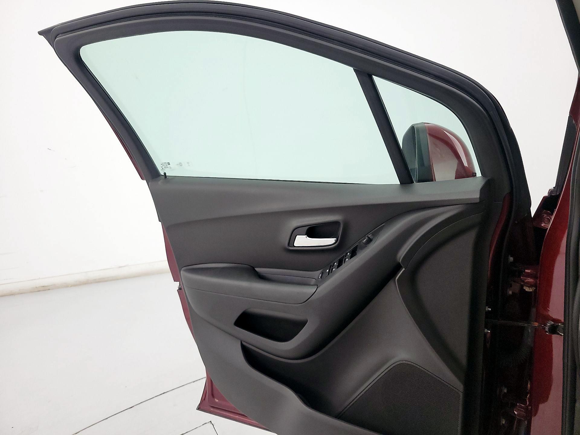 Thumbnail: 2016 Chevrolet Trax - 12