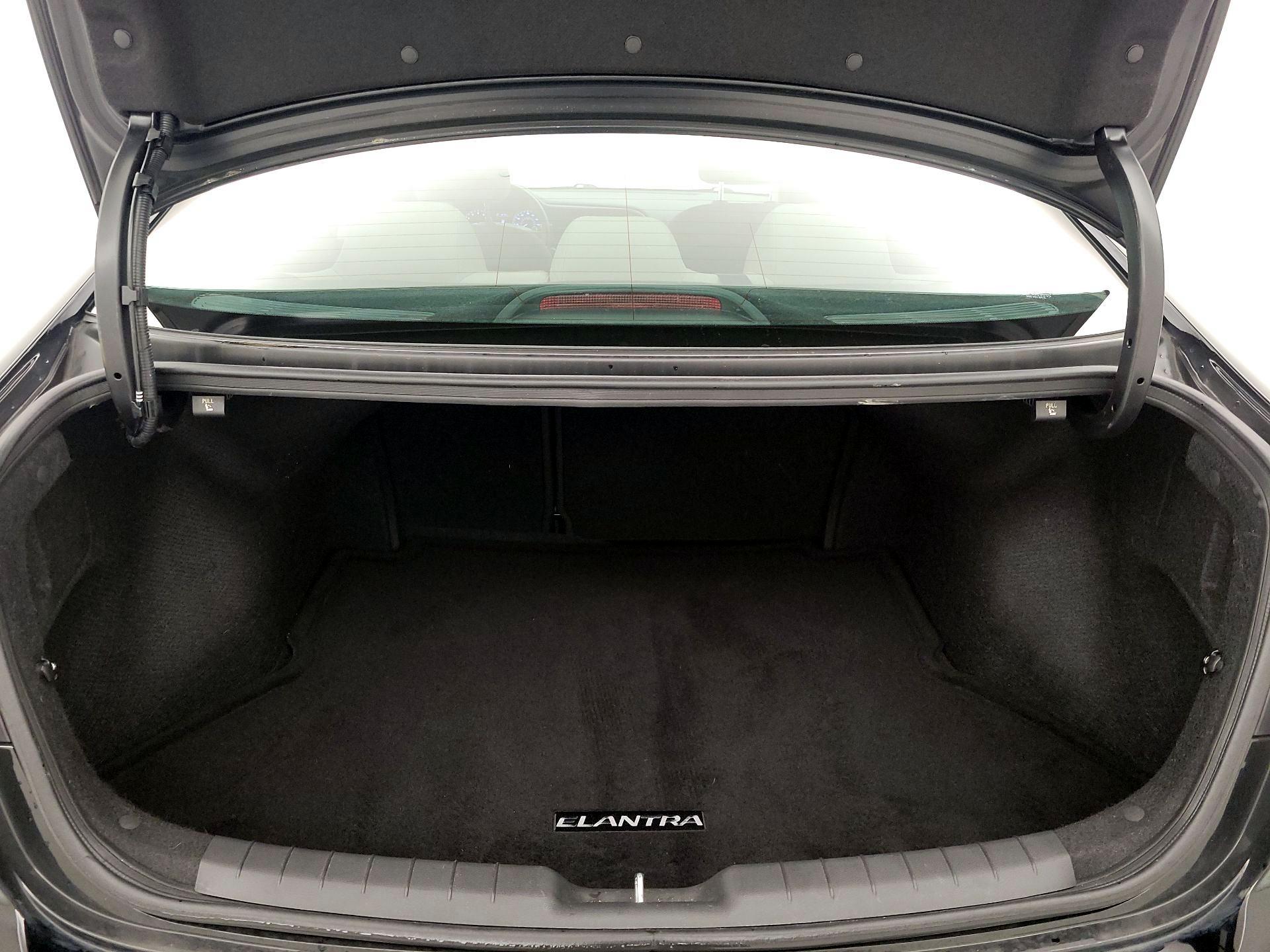 Thumbnail: 2020 Hyundai Elantra - 18