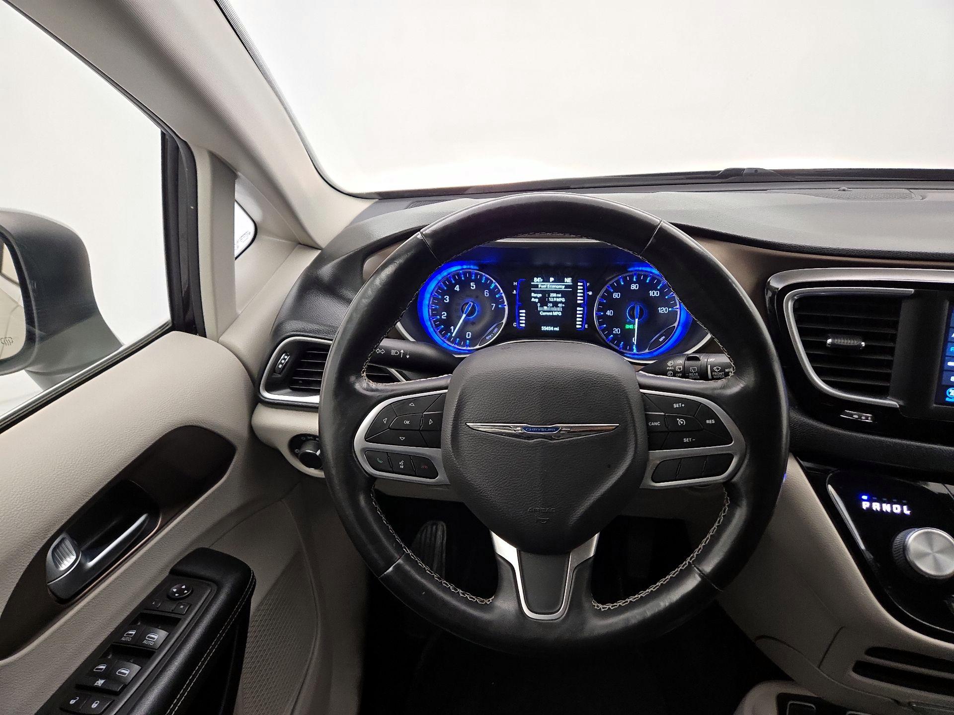 Thumbnail: 2021 Chrysler Voyager - 10