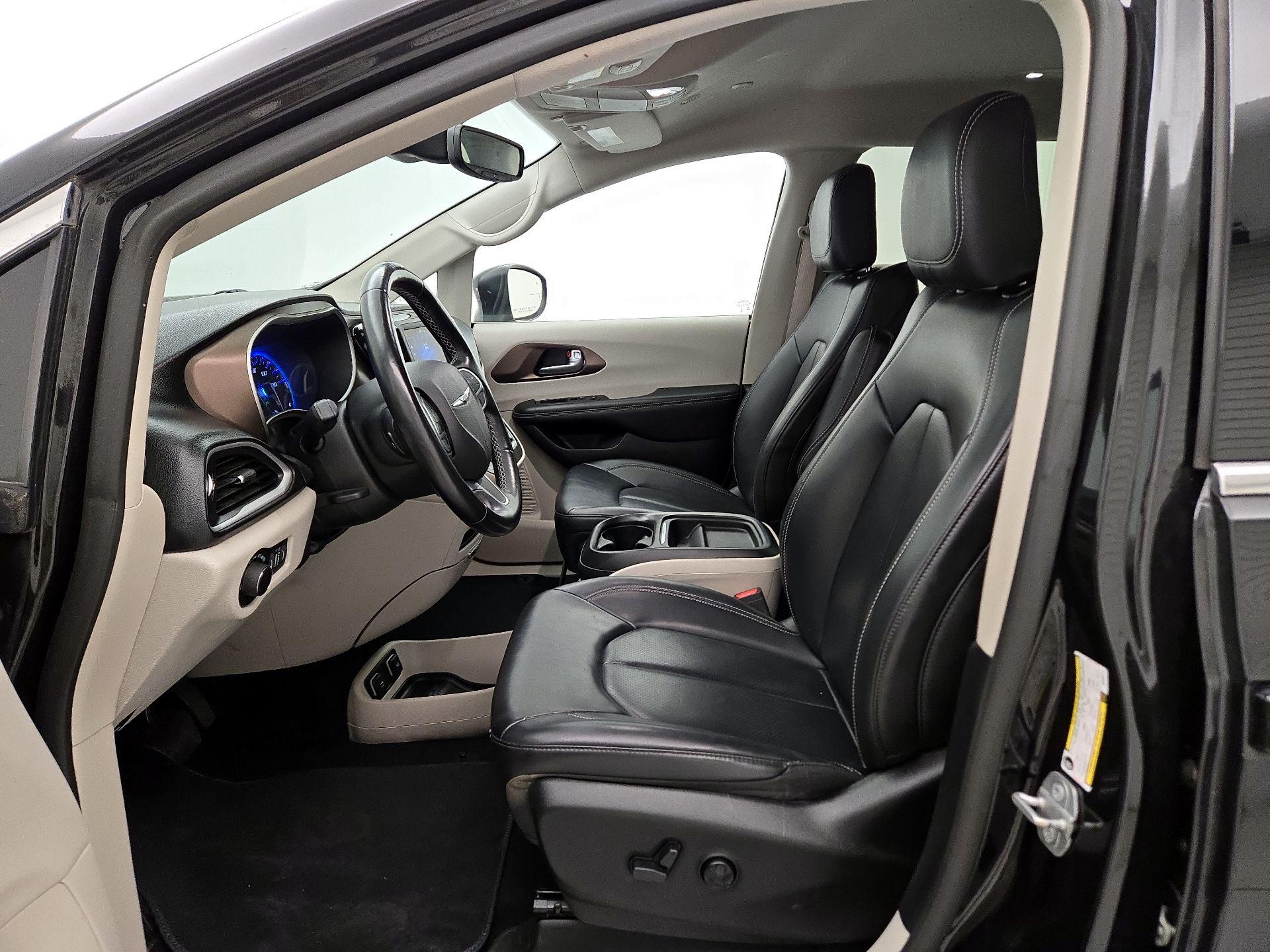 Thumbnail: 2021 Chrysler Voyager - 11
