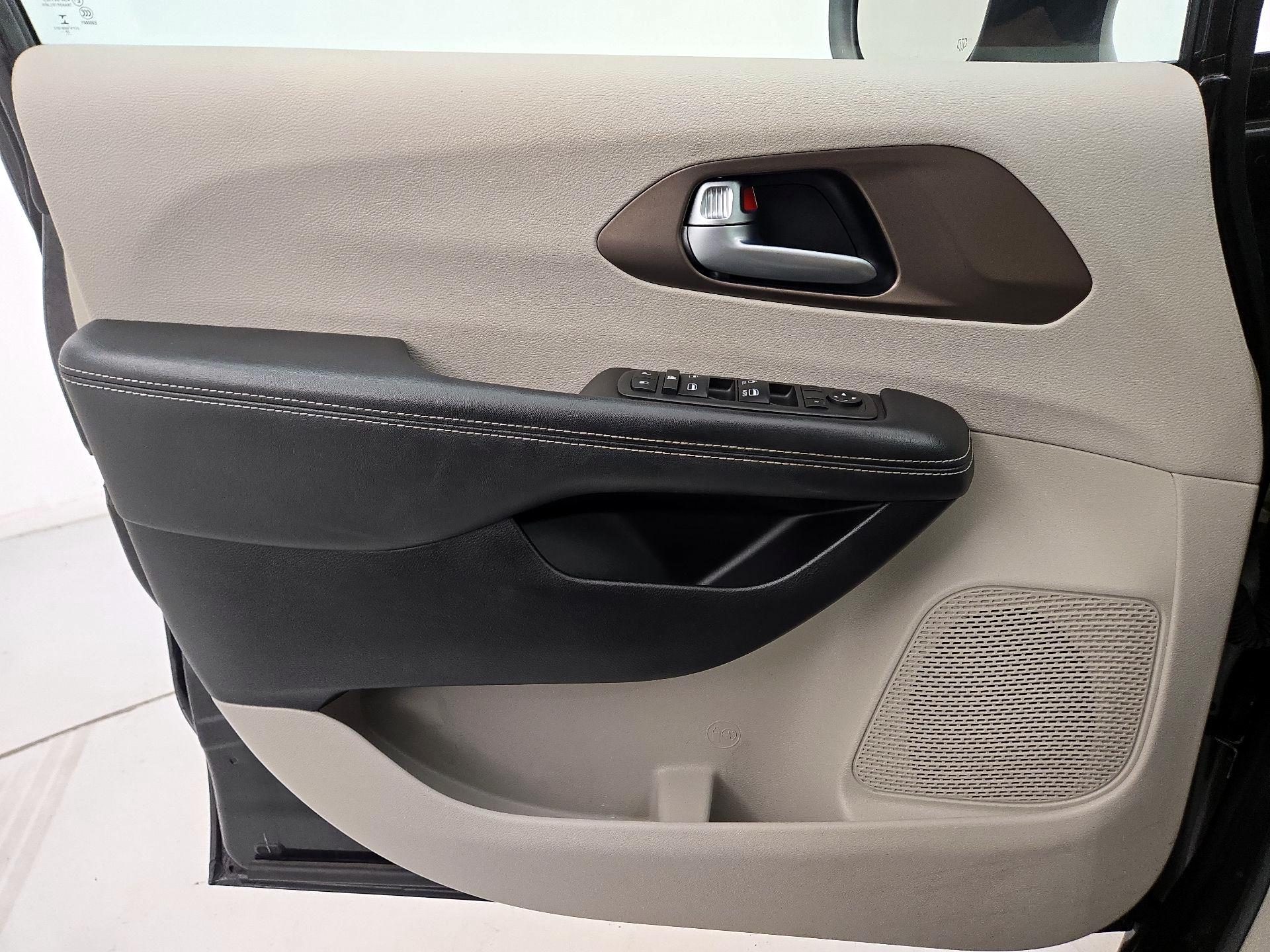 Thumbnail: 2021 Chrysler Voyager - 12
