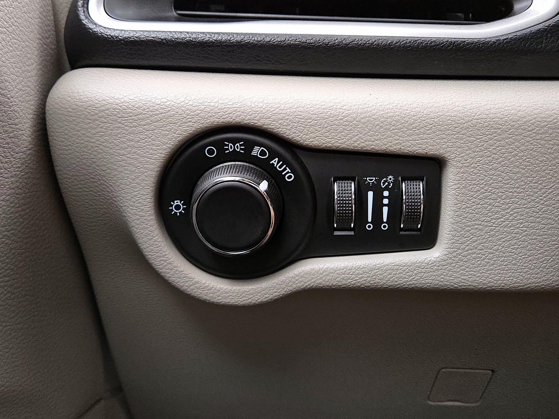 Thumbnail: 2021 Chrysler Voyager - 13