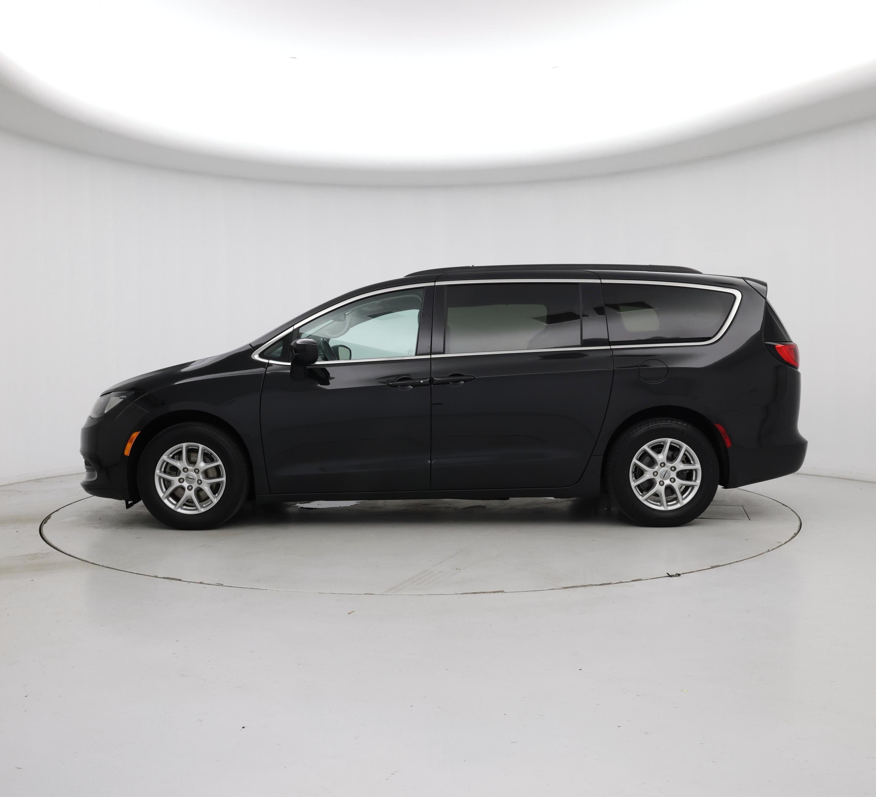 Thumbnail: 2021 Chrysler Voyager - 3