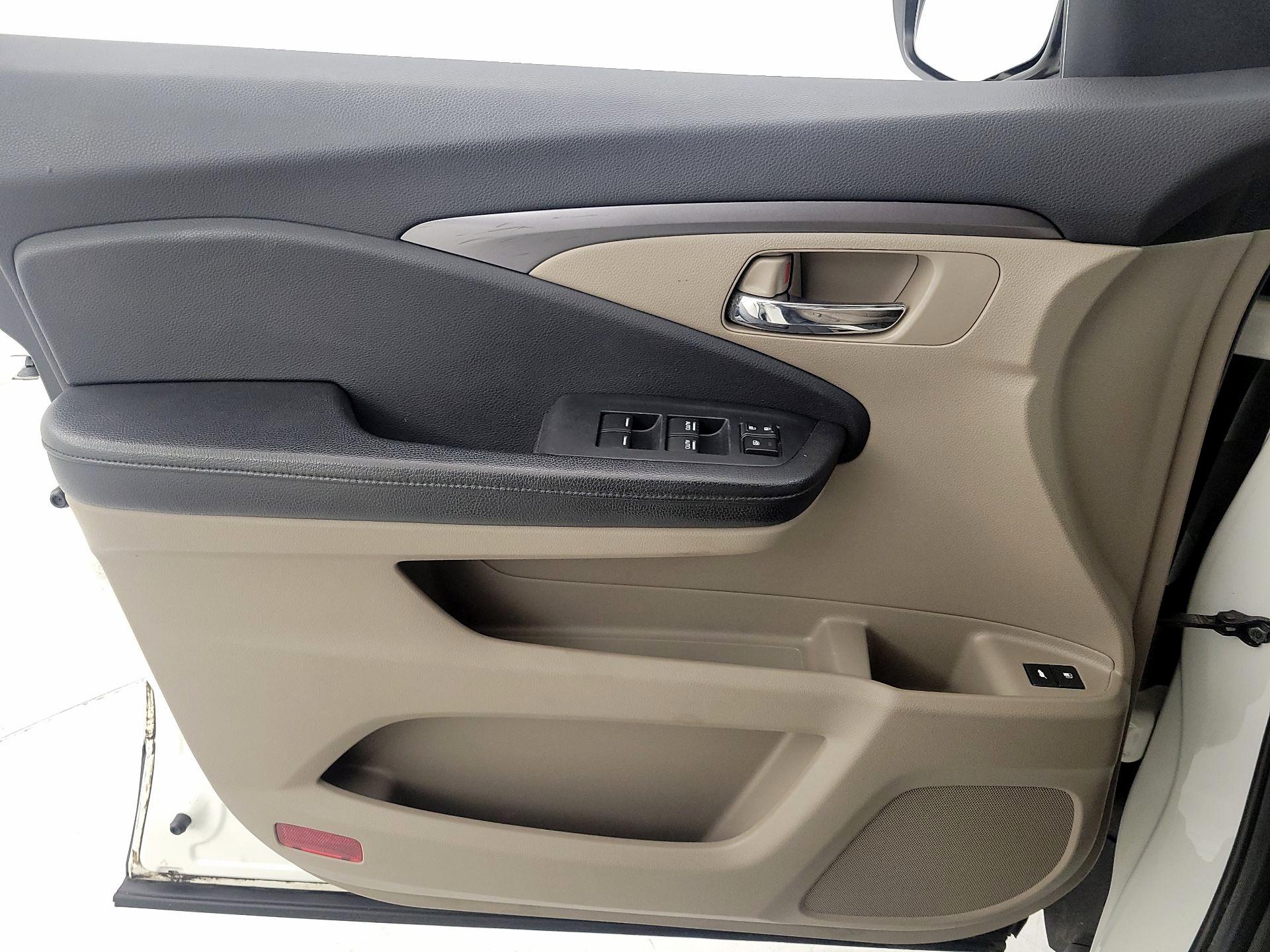 Thumbnail: 2017 Honda Pilot - 12