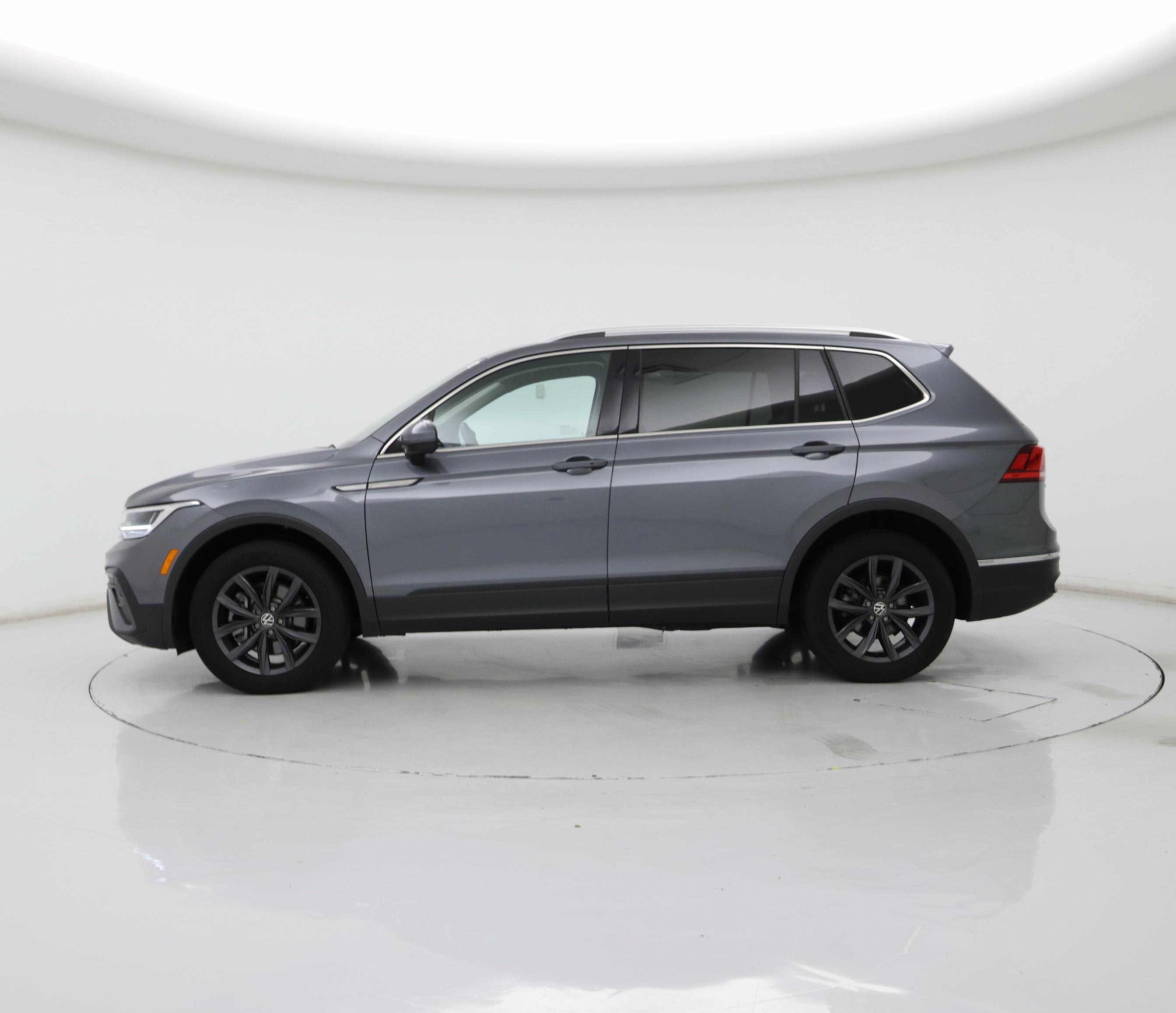 Thumbnail: 2022 Volkswagen Tiguan - 3