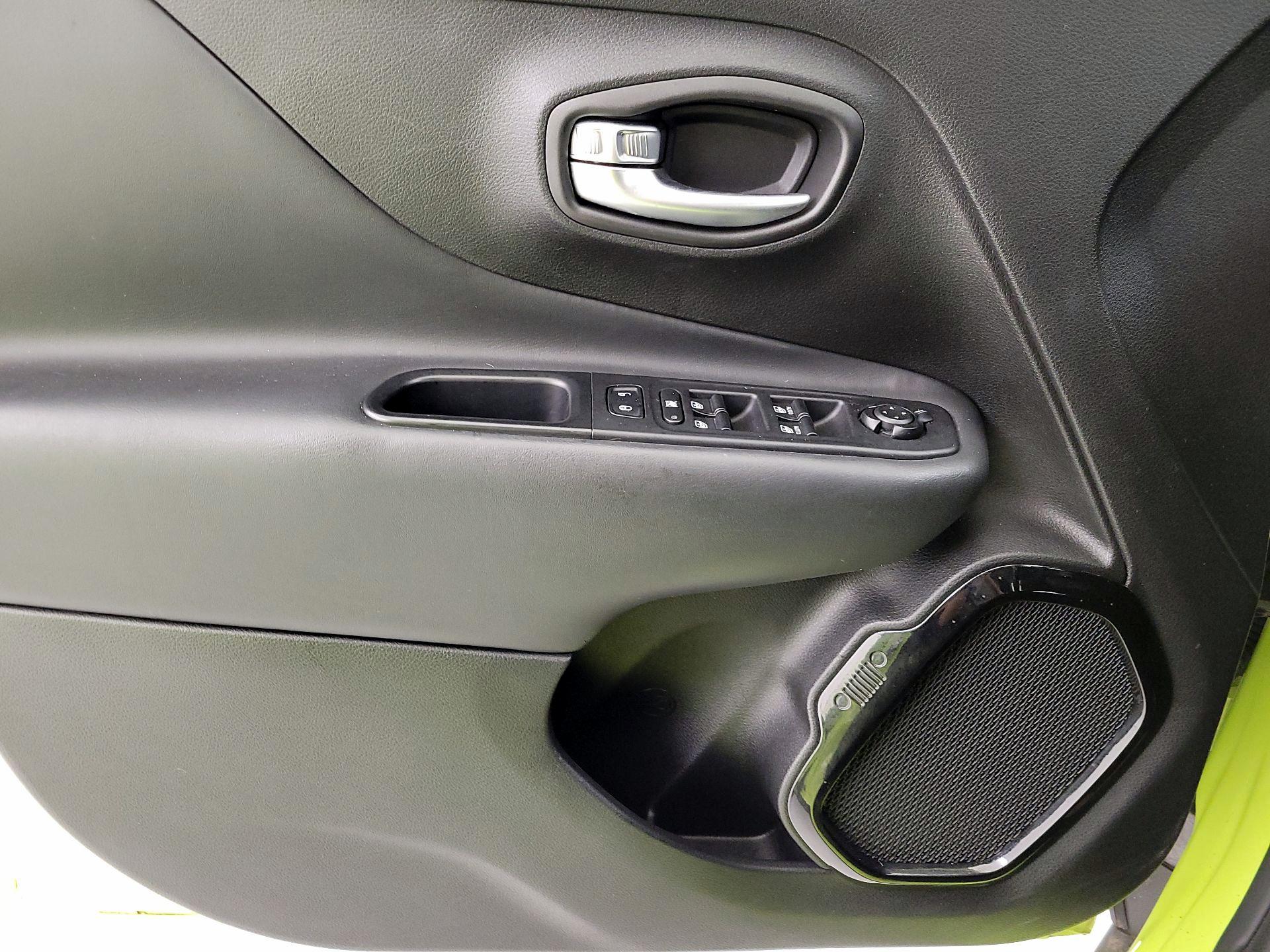 Thumbnail: 2017 Jeep Renegade - 12