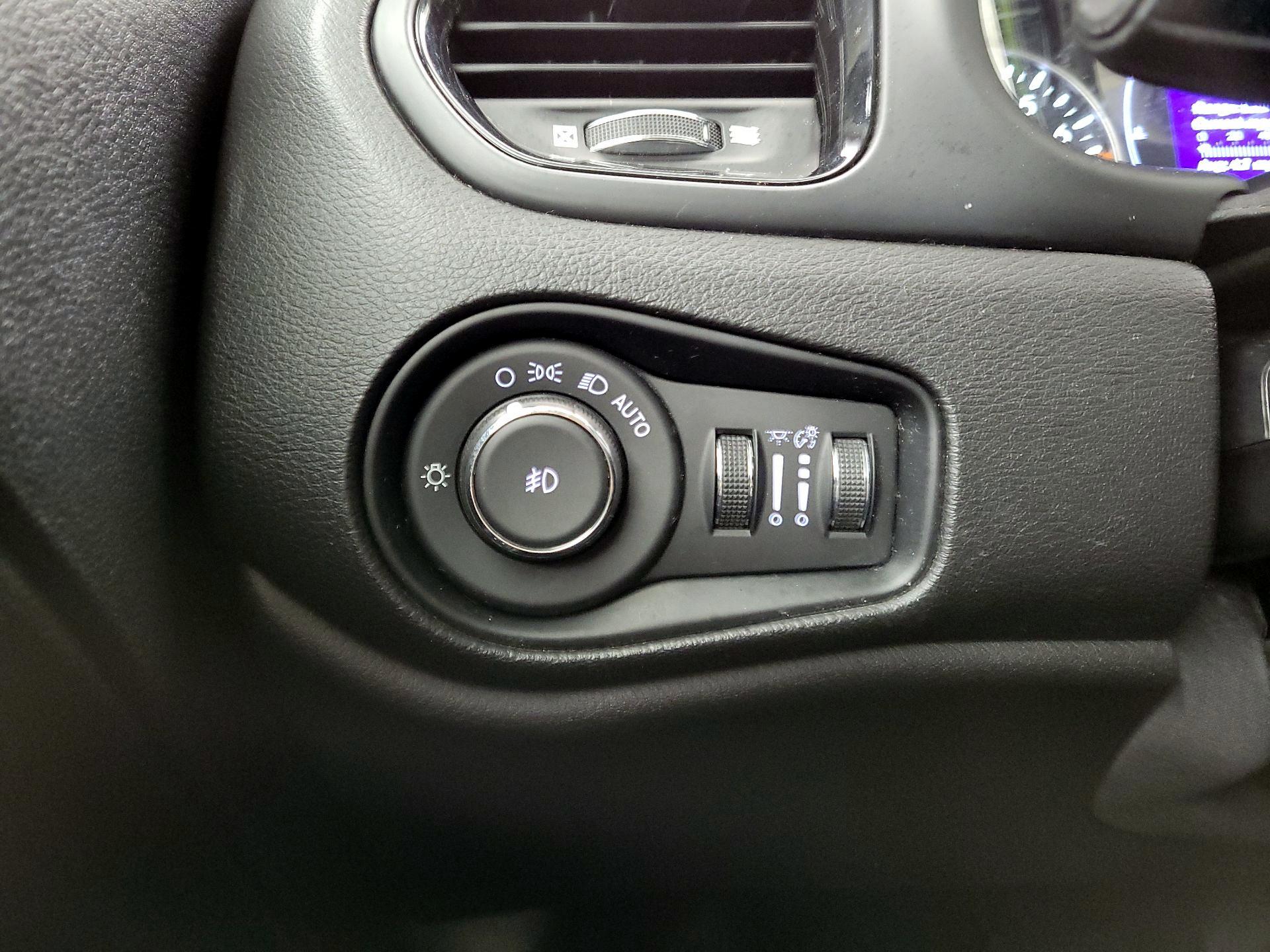 Thumbnail: 2017 Jeep Renegade - 13