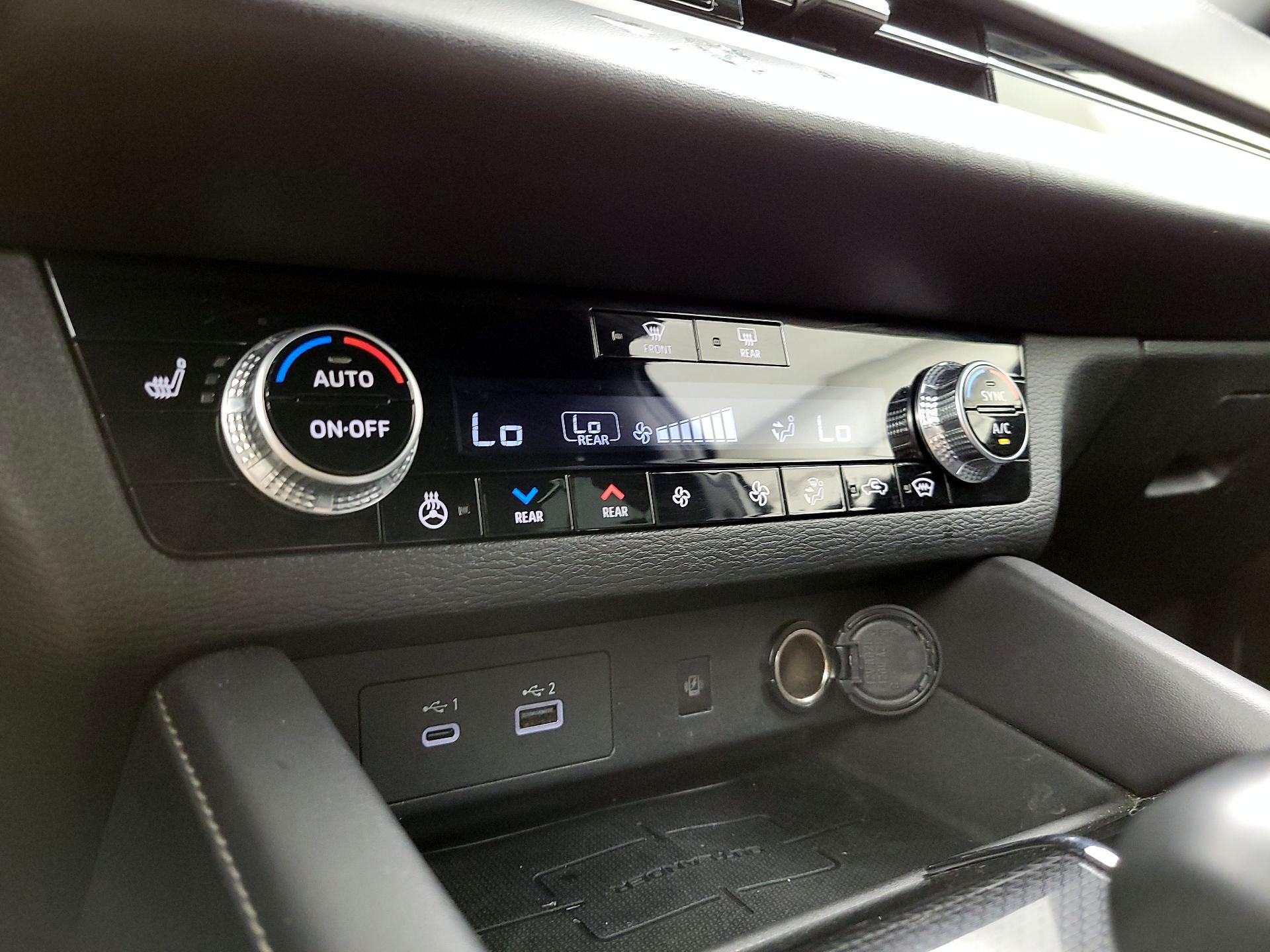 Thumbnail: 2023 Mitsubishi Outlander - 16