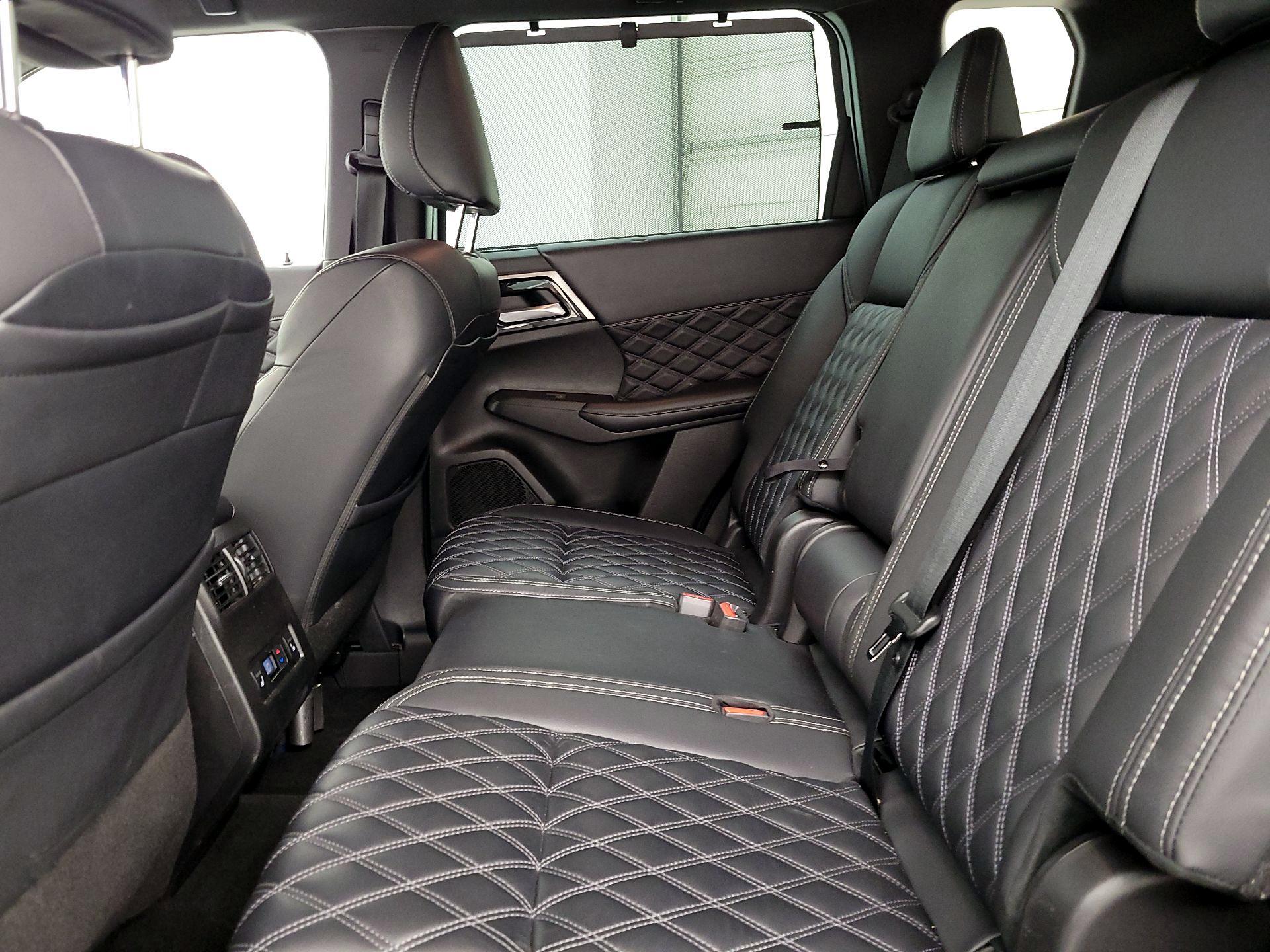 Thumbnail: 2023 Mitsubishi Outlander - 19