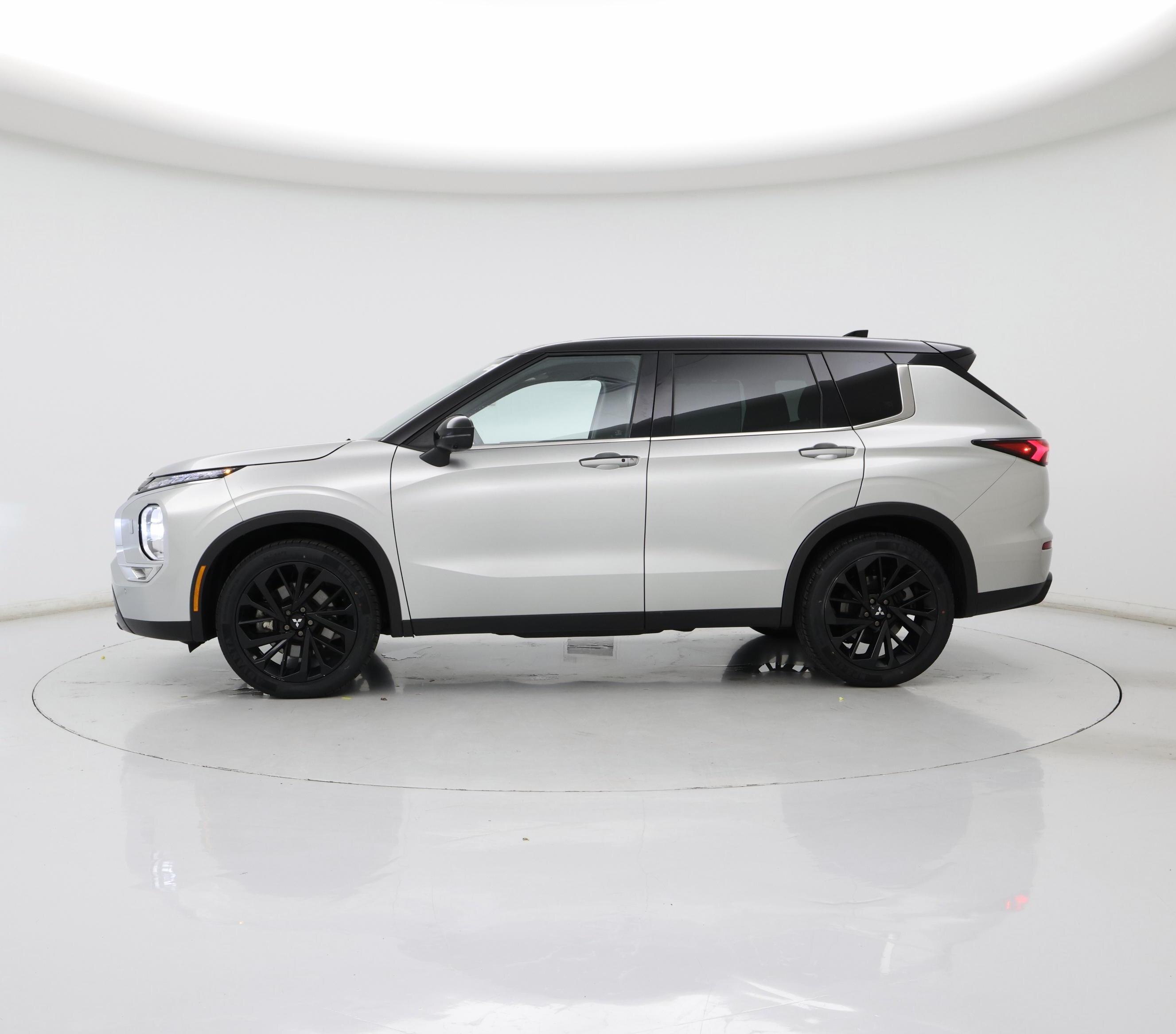 Thumbnail: 2023 Mitsubishi Outlander - 3