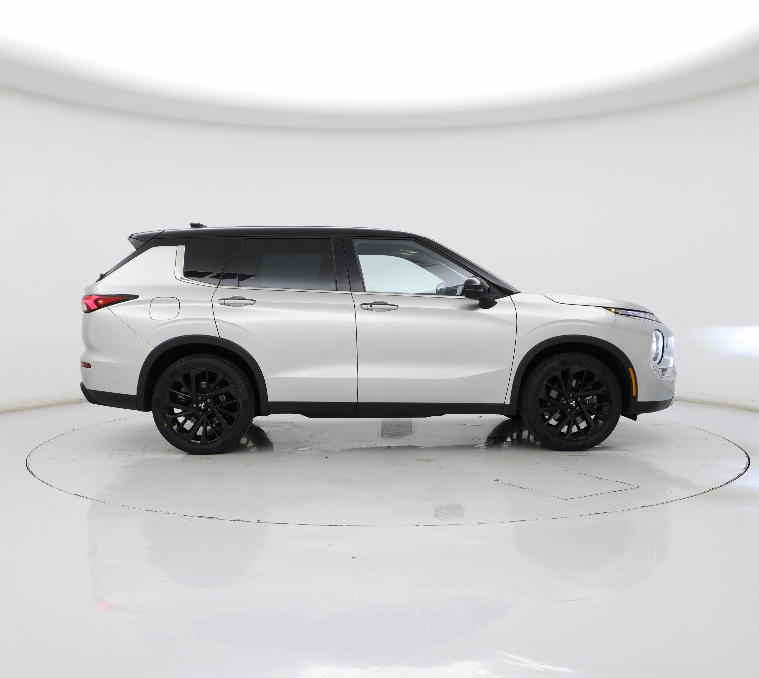 Thumbnail: 2023 Mitsubishi Outlander - 7