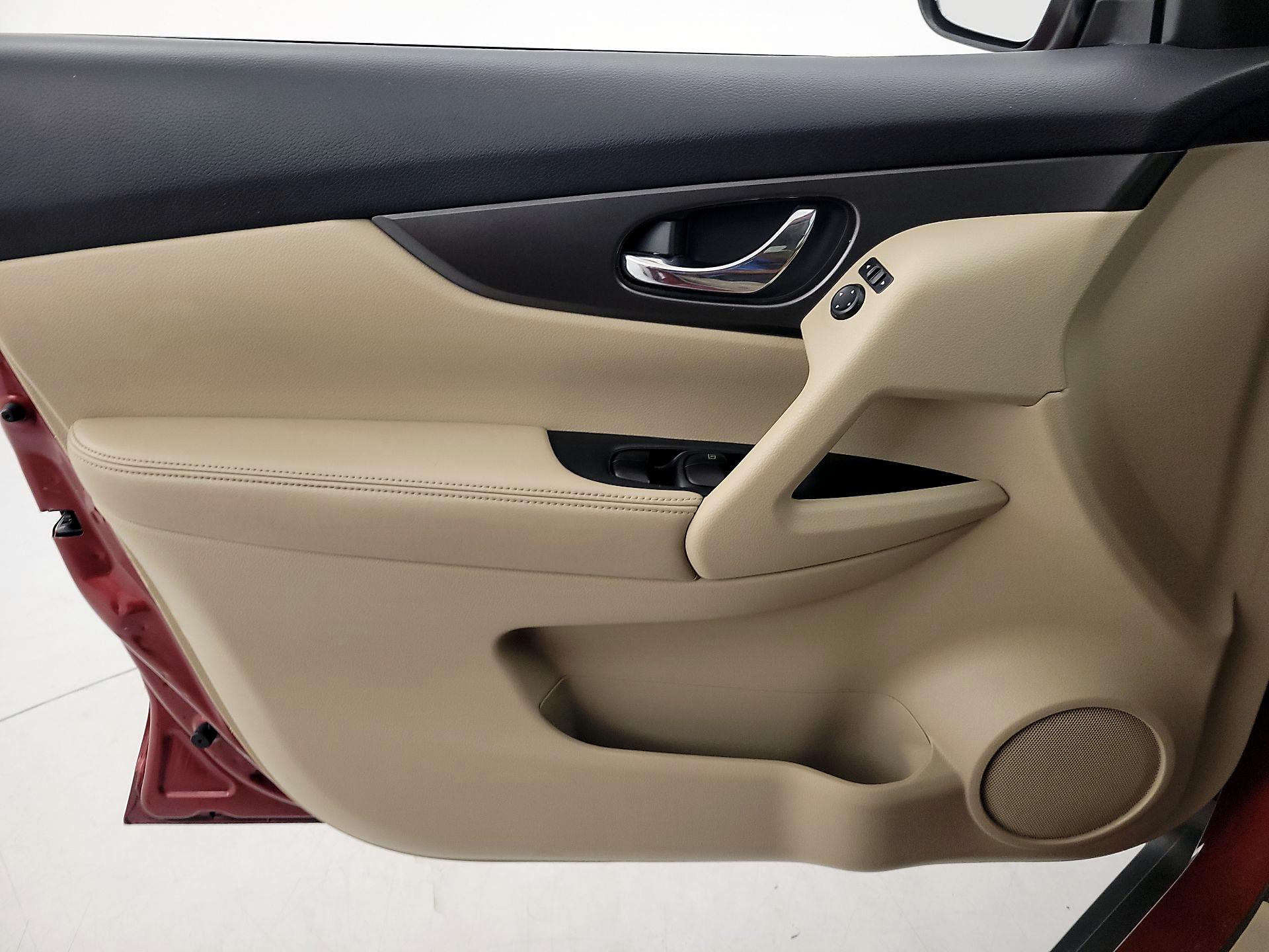 Thumbnail: 2015 Nissan Rogue - 12