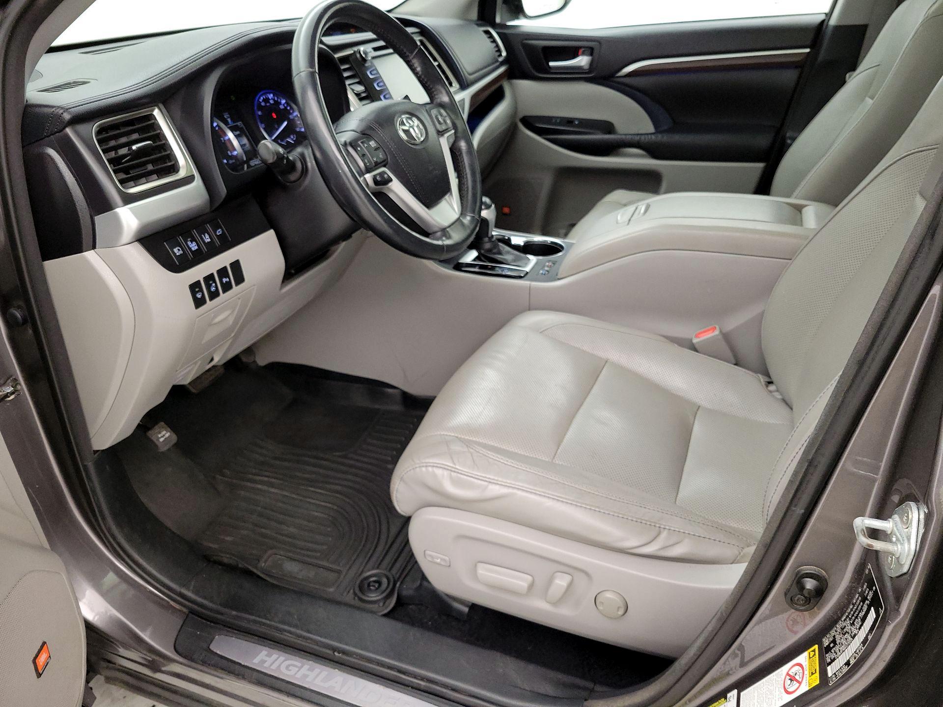 Thumbnail: 2016 Toyota Highlander - 11