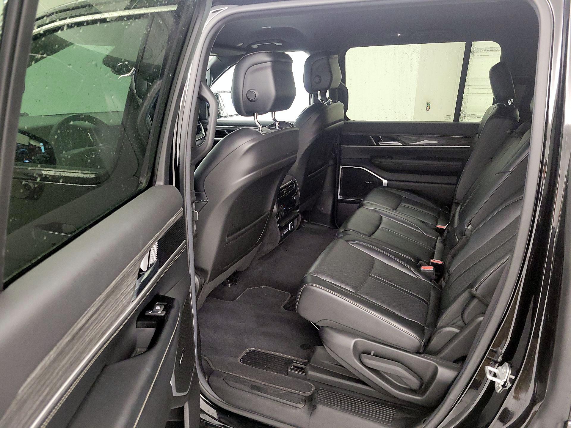 Thumbnail: 2022 Jeep Wagoneer - 17