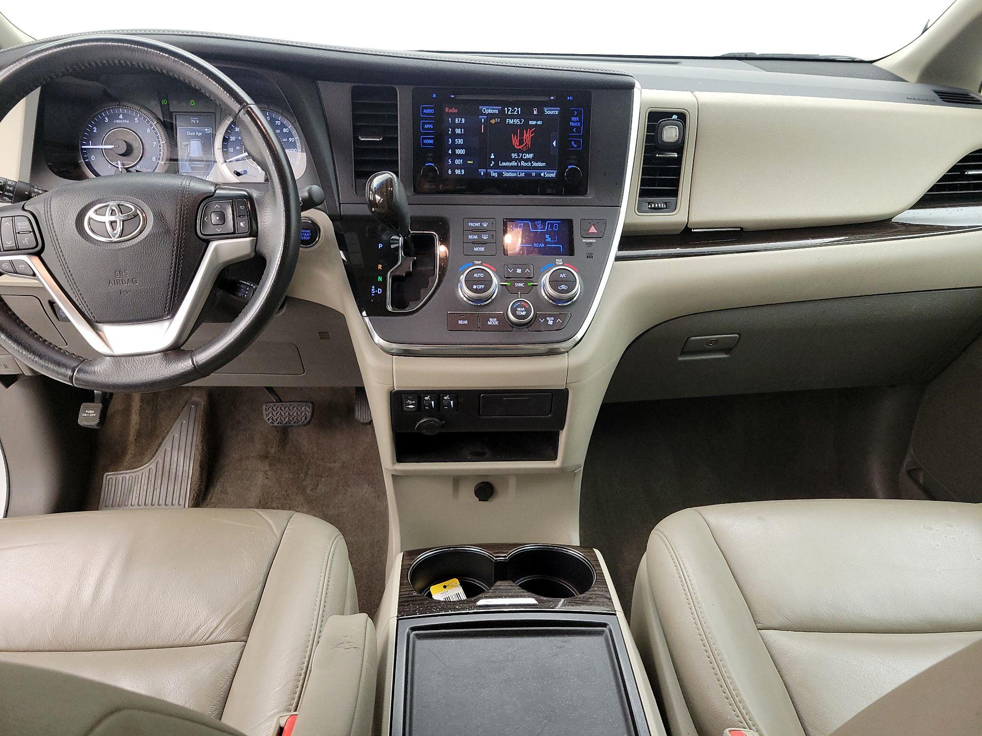 Thumbnail: 2017 Toyota Sienna - 9