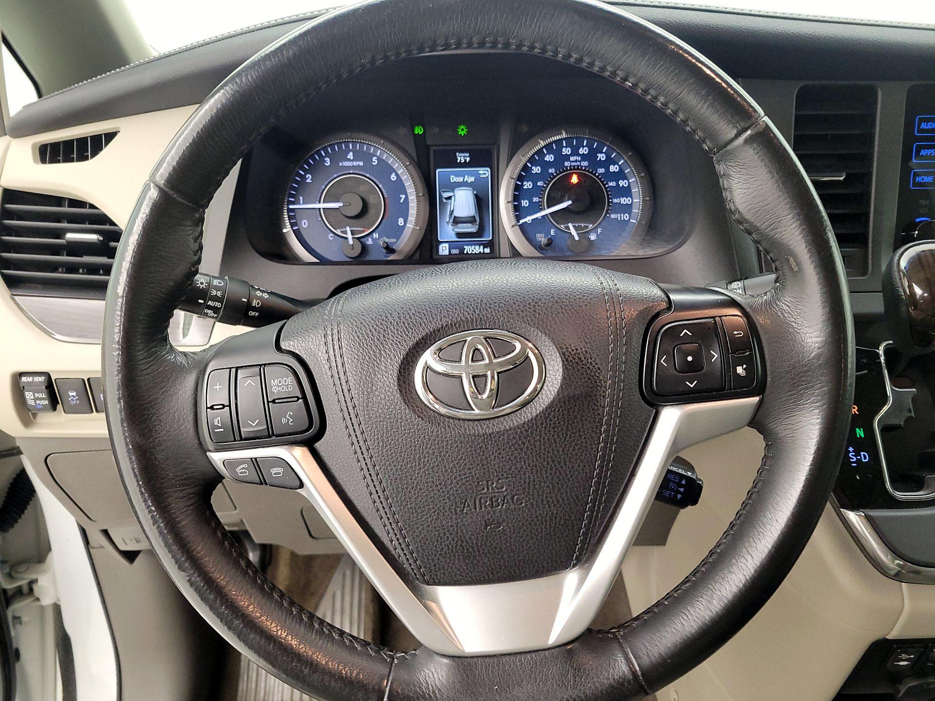 Thumbnail: 2017 Toyota Sienna - 10