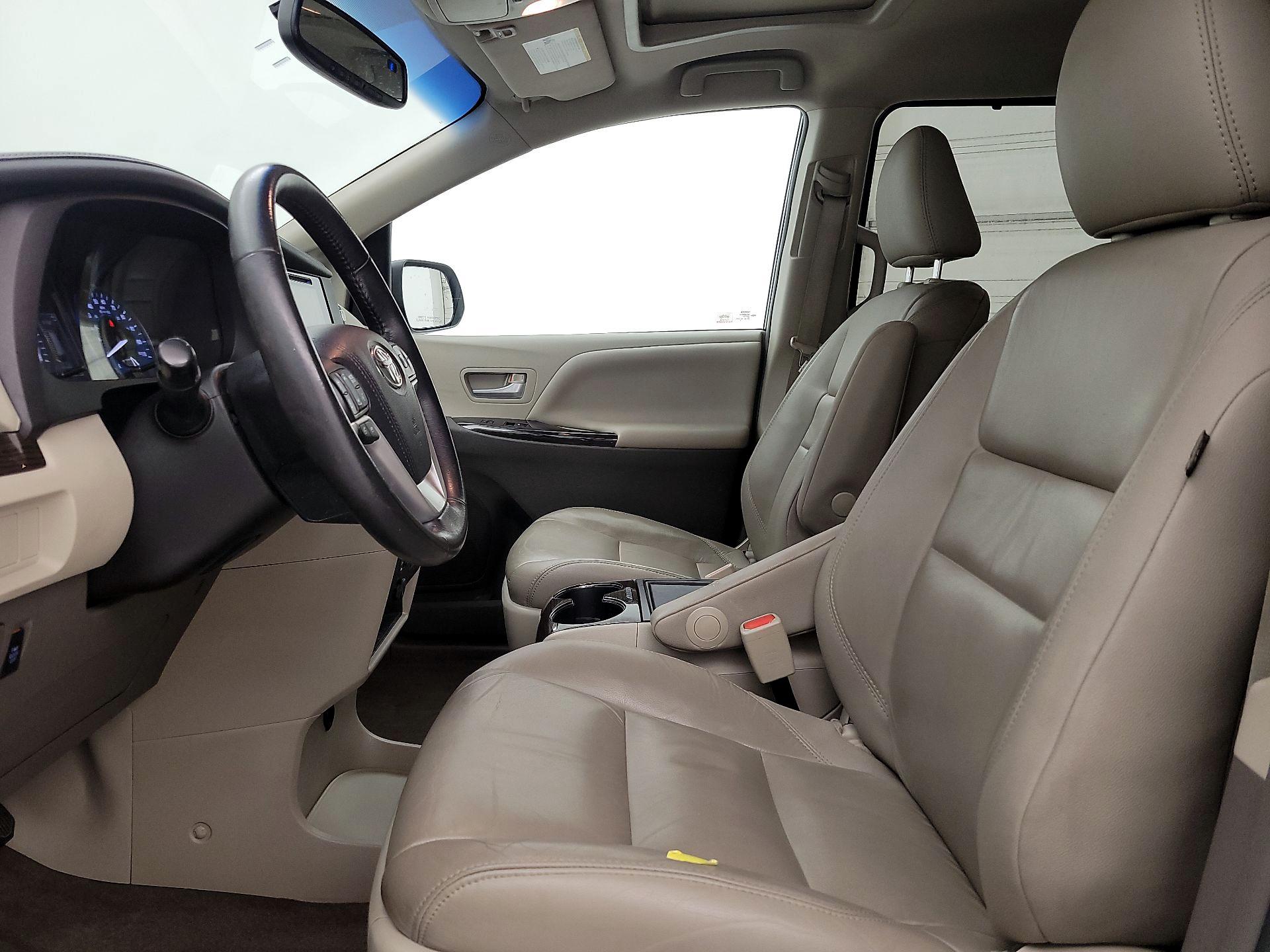 Thumbnail: 2017 Toyota Sienna - 11