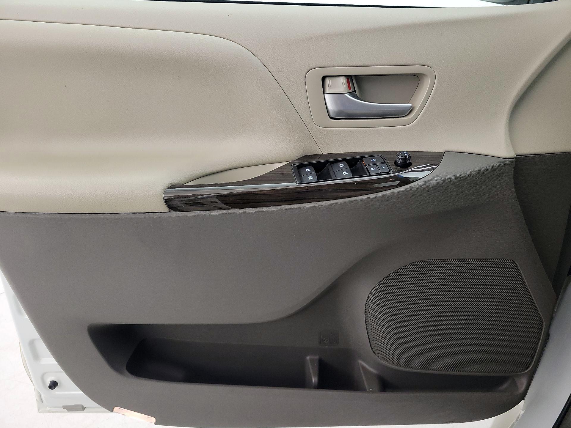 Thumbnail: 2017 Toyota Sienna - 12