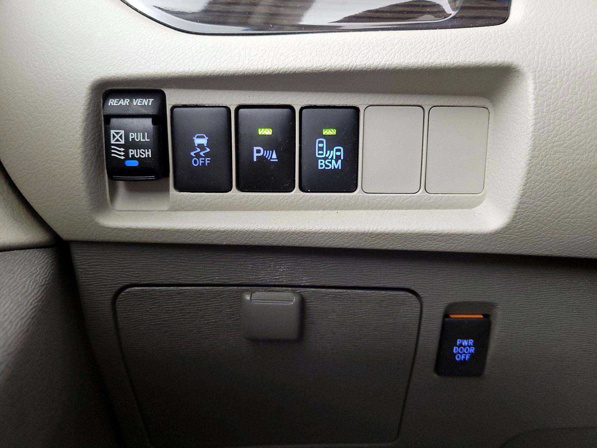 Thumbnail: 2017 Toyota Sienna - 13