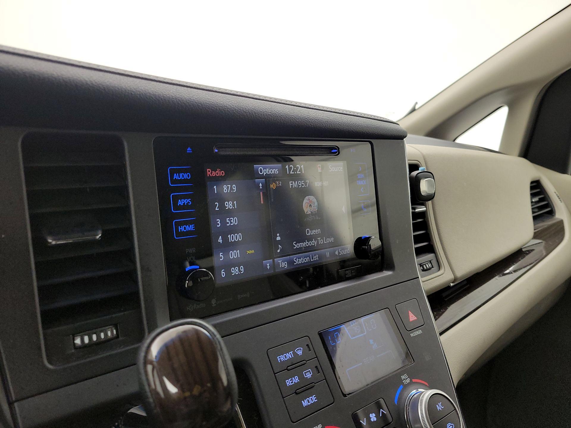 Thumbnail: 2017 Toyota Sienna - 15